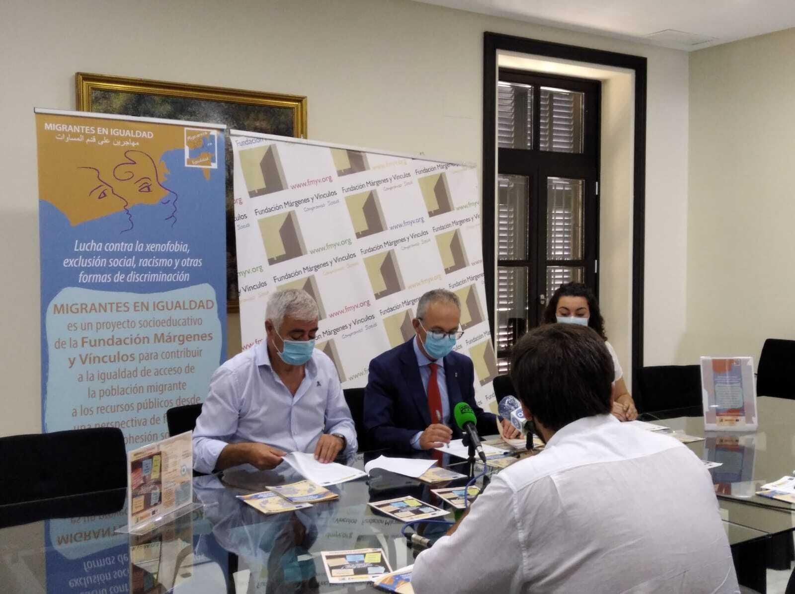 Francisco Mena, Juan Lozano y Jessica Barea presentan la guía.