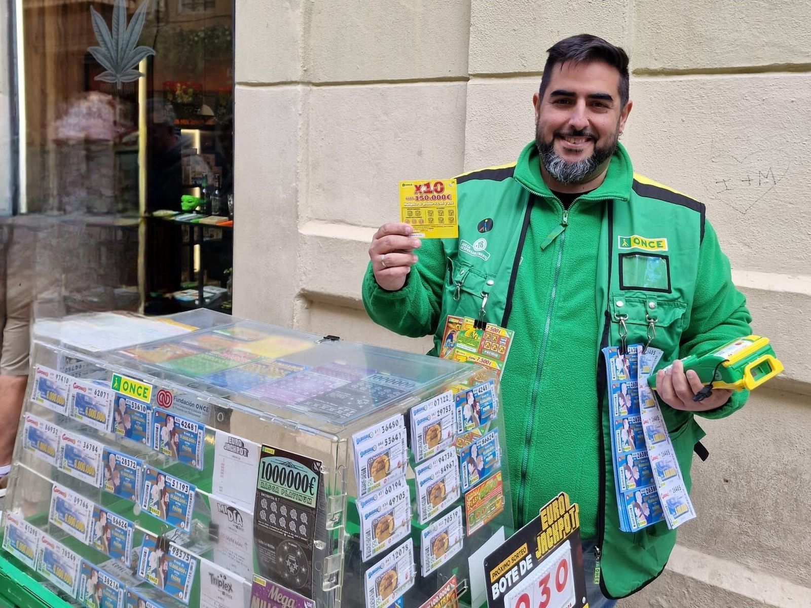 El vendedor que ha entregado el premio, Jesús Fajardo