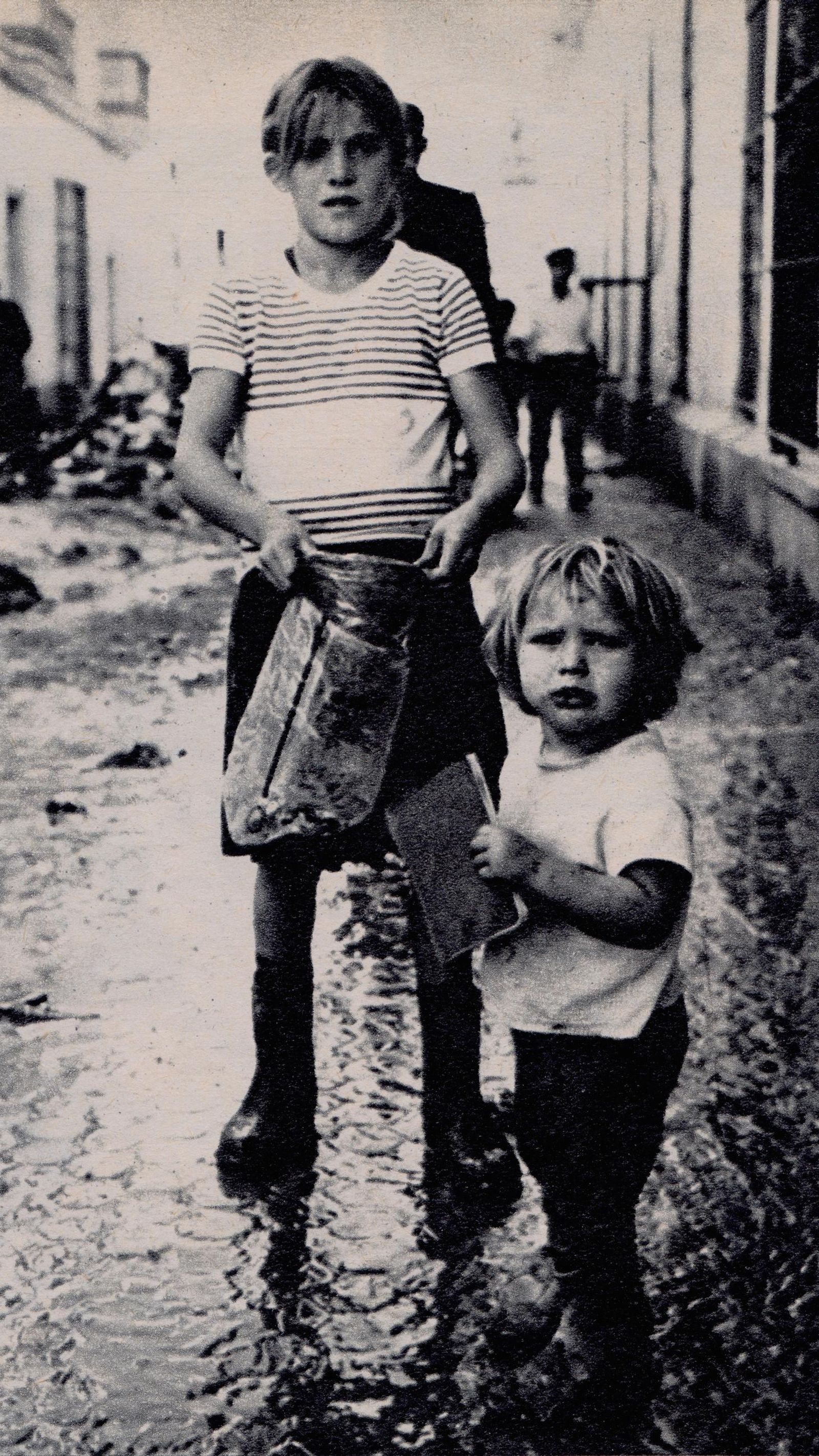 072. Retratos-9-Ángeles y María Casanova. Alejandro (Revista Ama)-Escanear 1.jpeg