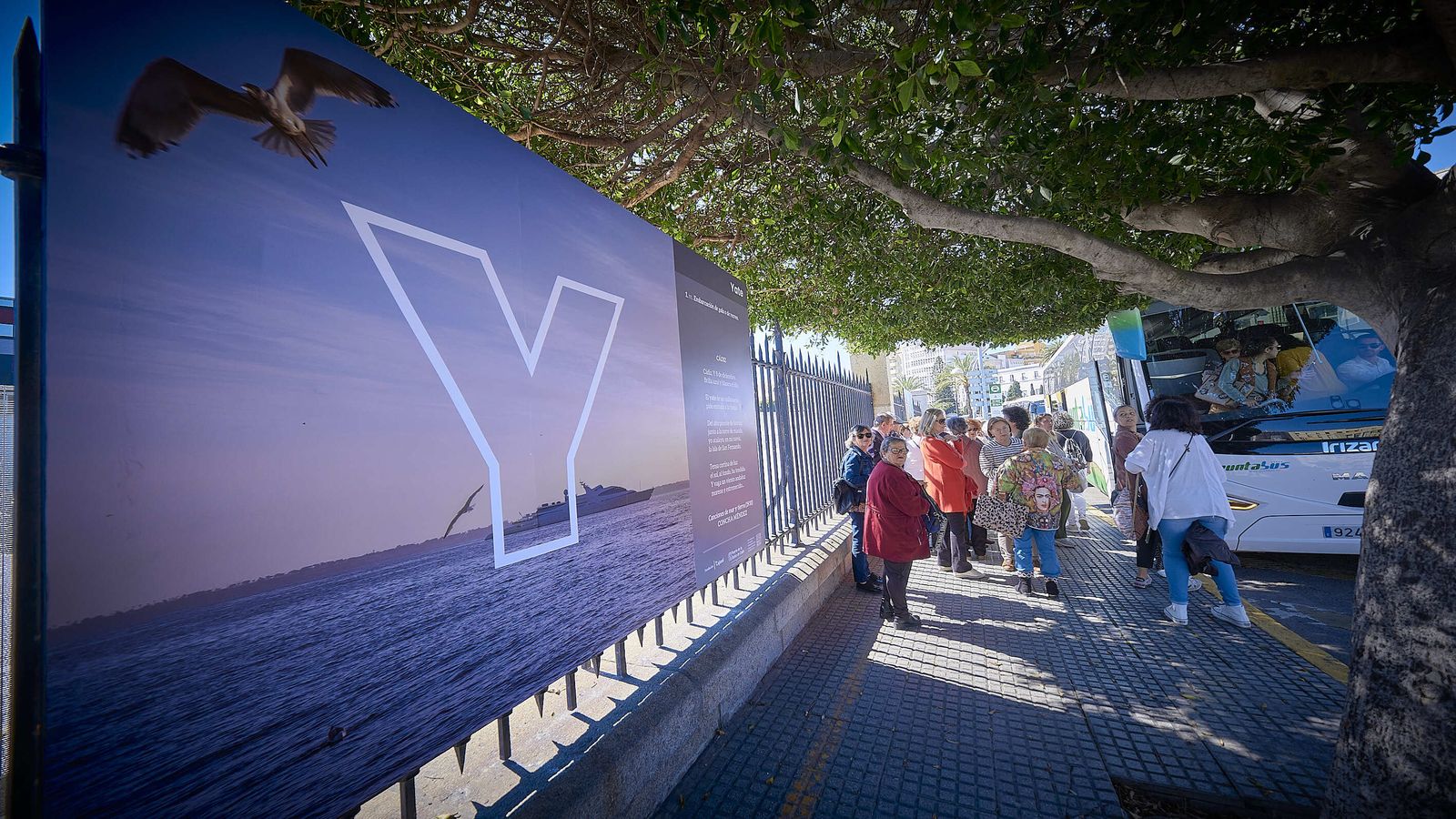 Uno de los paneles que integran la exposición en la verja del muelle gaditano.