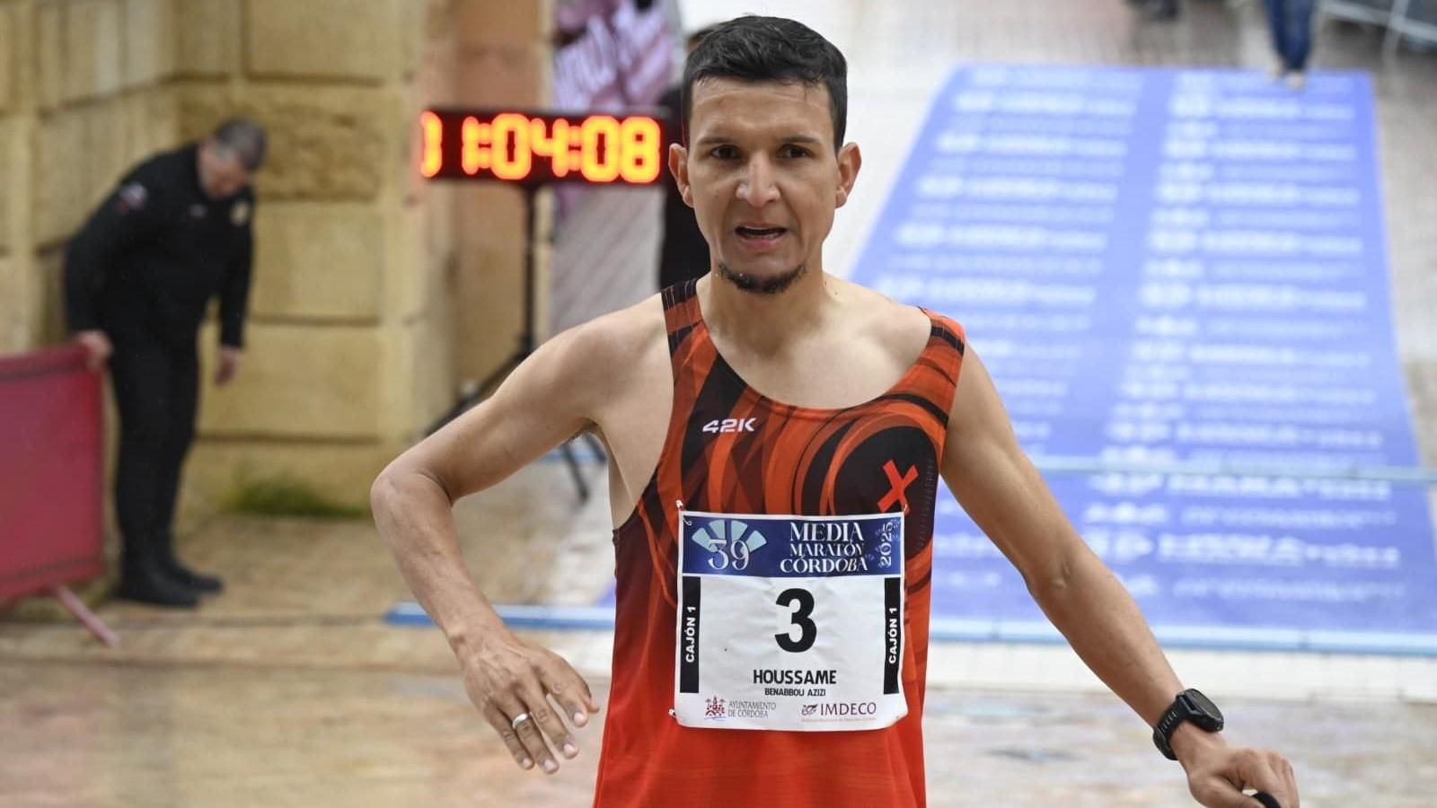 Houssame Benabbou celebra su triunfo en la Puerta del Puente.