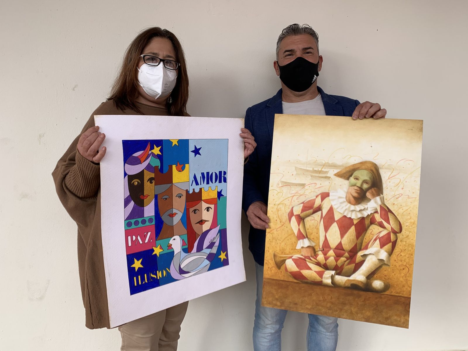 Aurora Águedo y el donante con las láminas ya recuperadas.