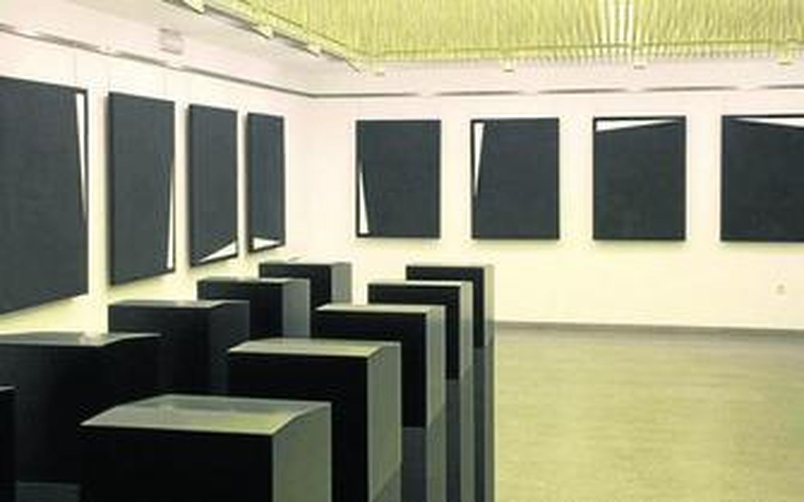 Una reflexión necesaria. Arriba, 'La cesta de fresas salvajes' de Chardin; abajo, obras de la serie 'Menhires' de Elena Asins. Dos de las obras que ilustran algunos de los razonamientos de Ovejero.