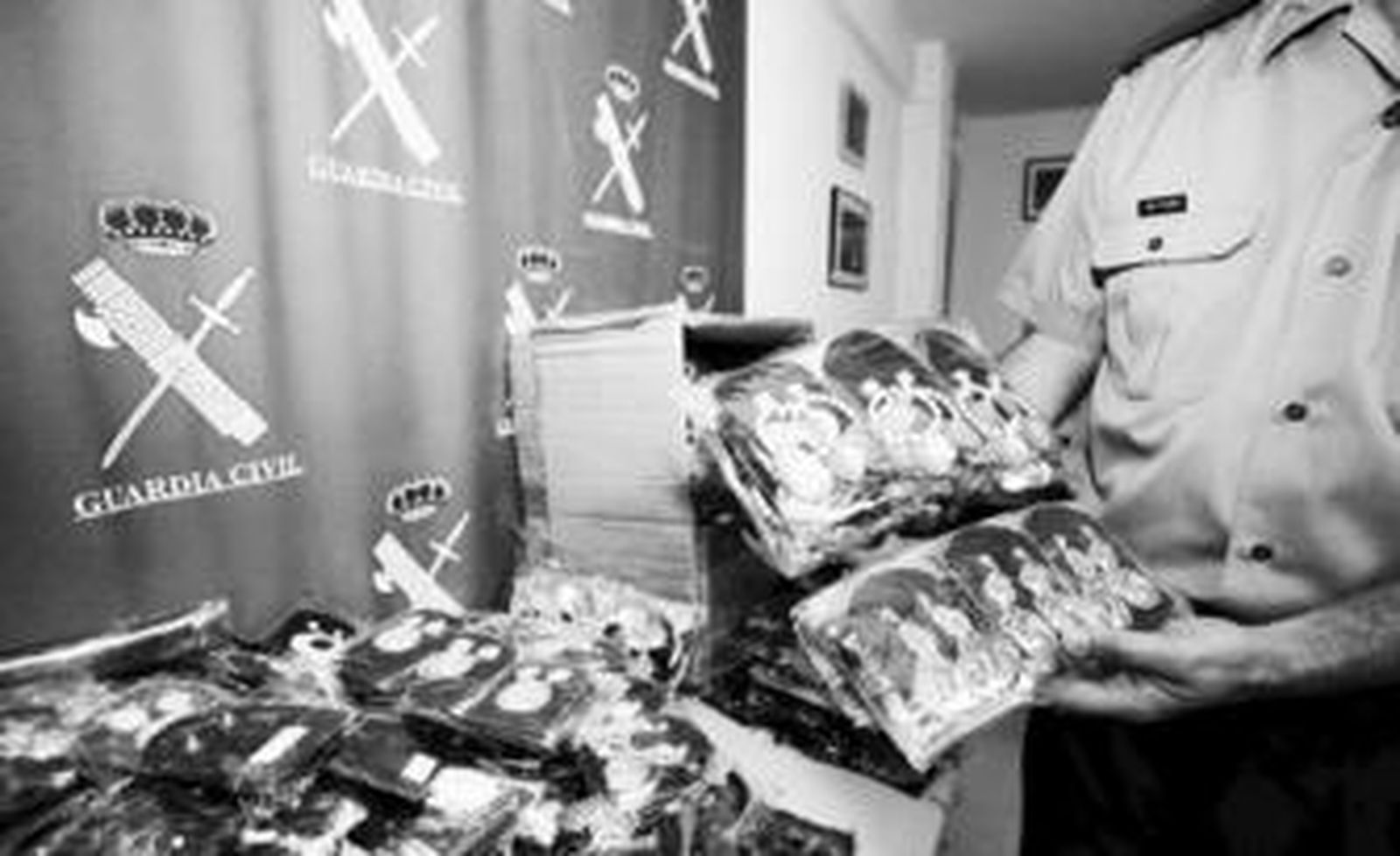 Un agente de la Guardia Civil muestra algunas de las piezas de imitación incautadas.