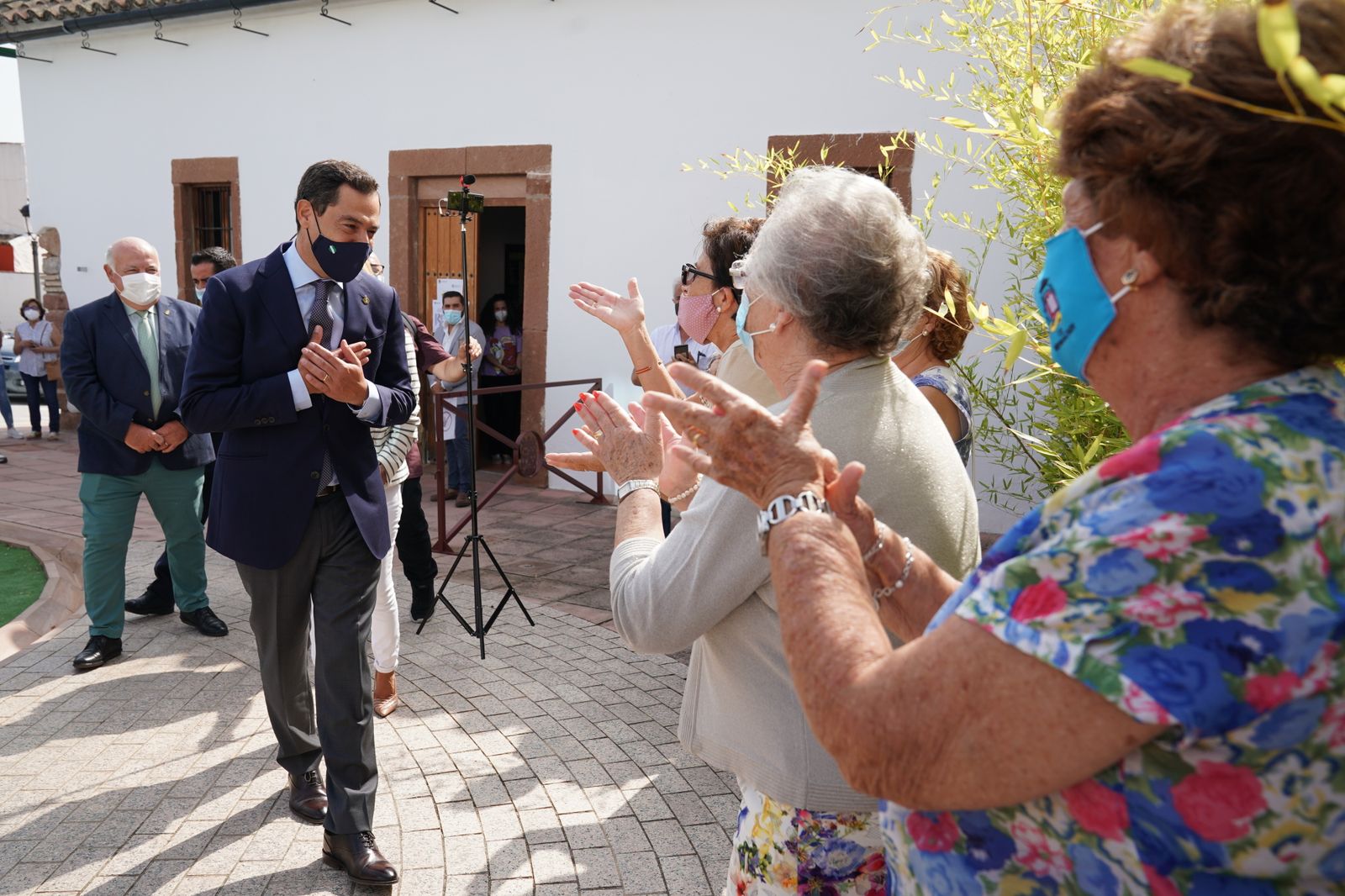 Juanma Moreno, durante su visita a Pedro Abad.