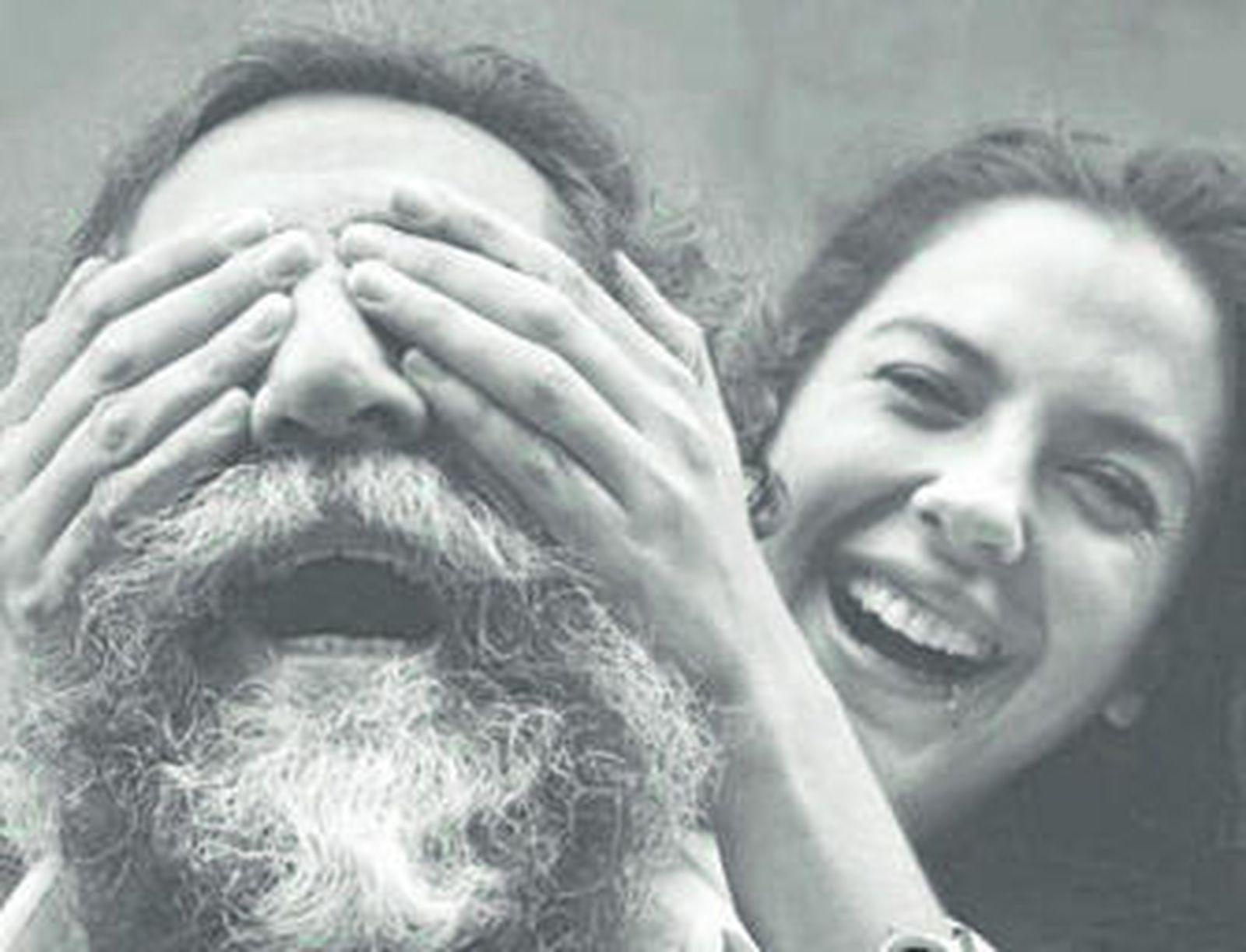 Alba Molina tapa los ojos a su padre, Manuel.