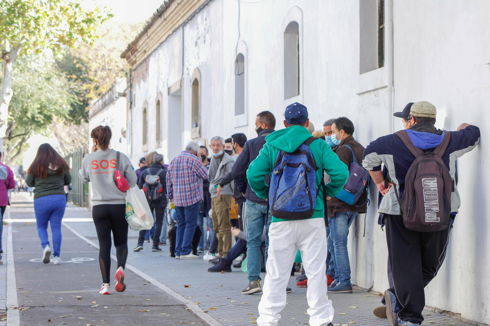 Colas para recoger alimentos en Córdoba.