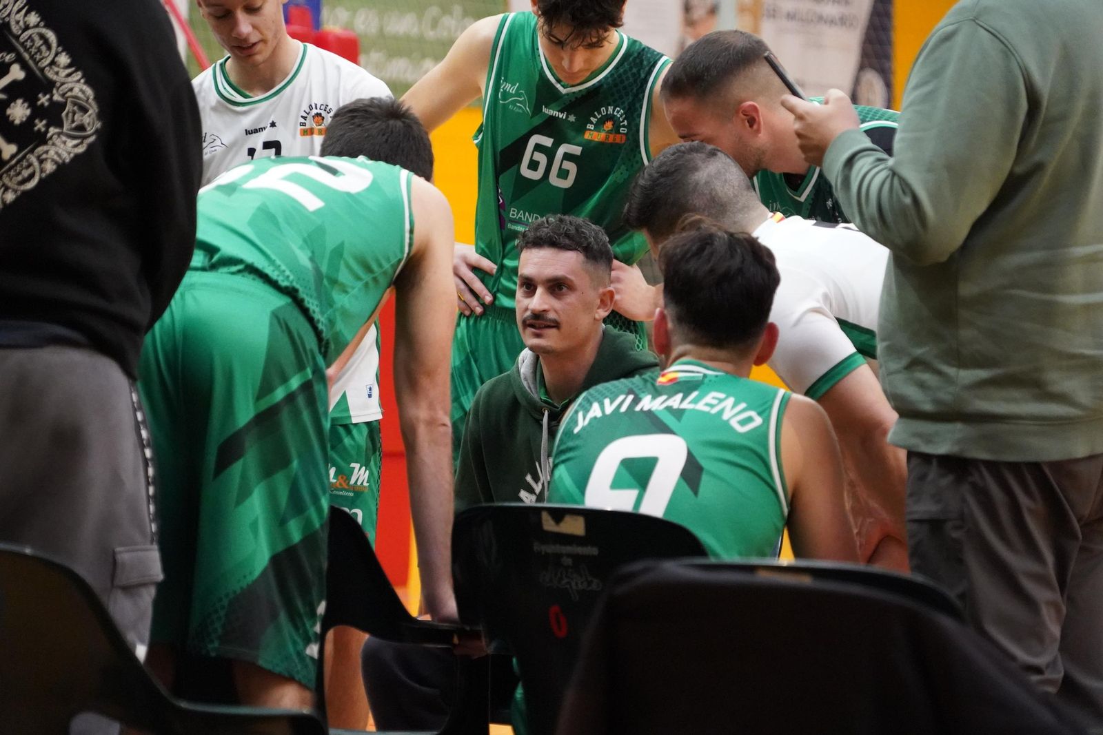 El nuevo técnico de Baloncesto Murgi da indicaciones a sus jugadores durante un encuentro.