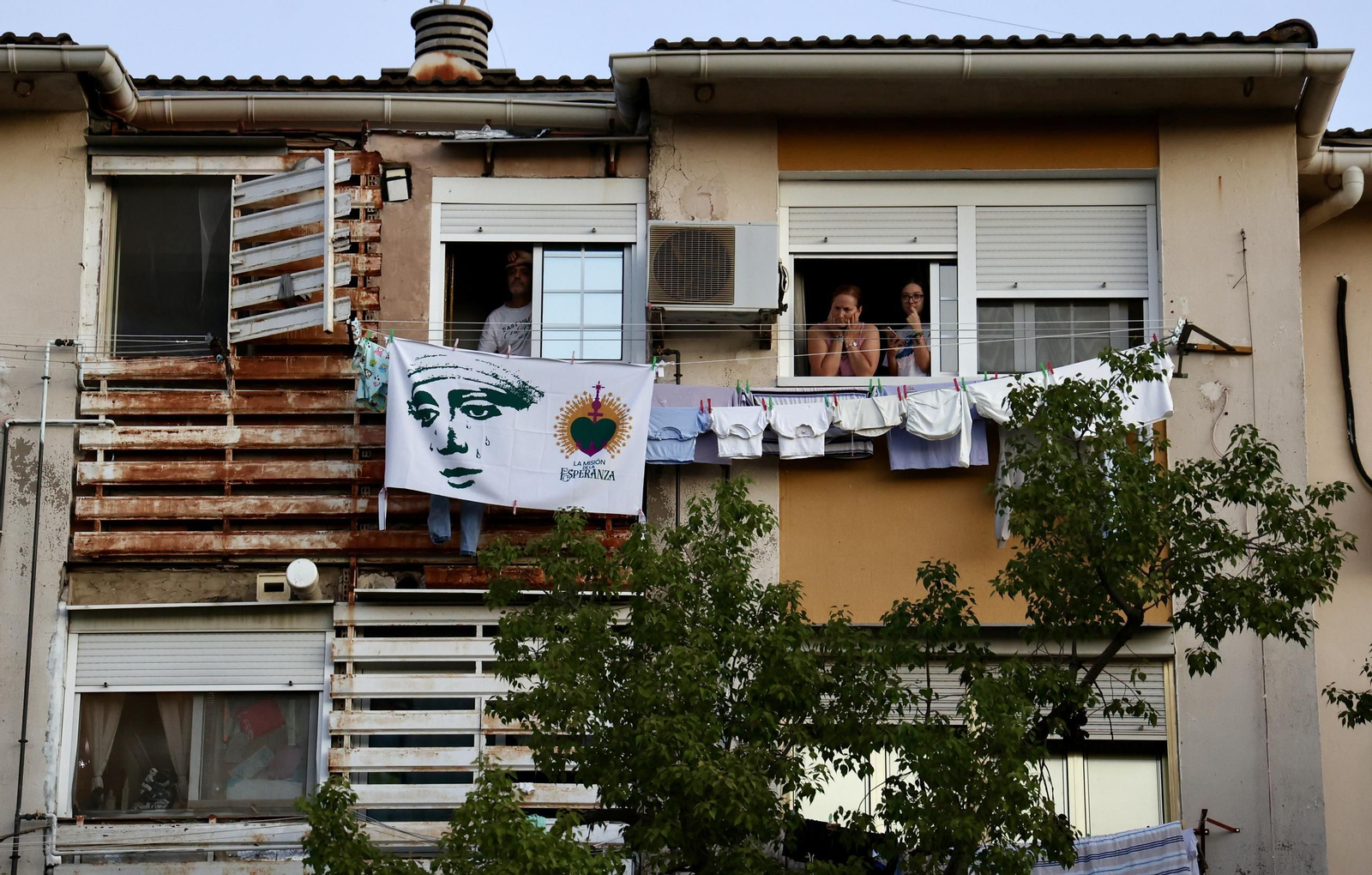 Regreso de la Esperanza de Triana a su paso por el Hospital Infantil del Virgen del Rocío