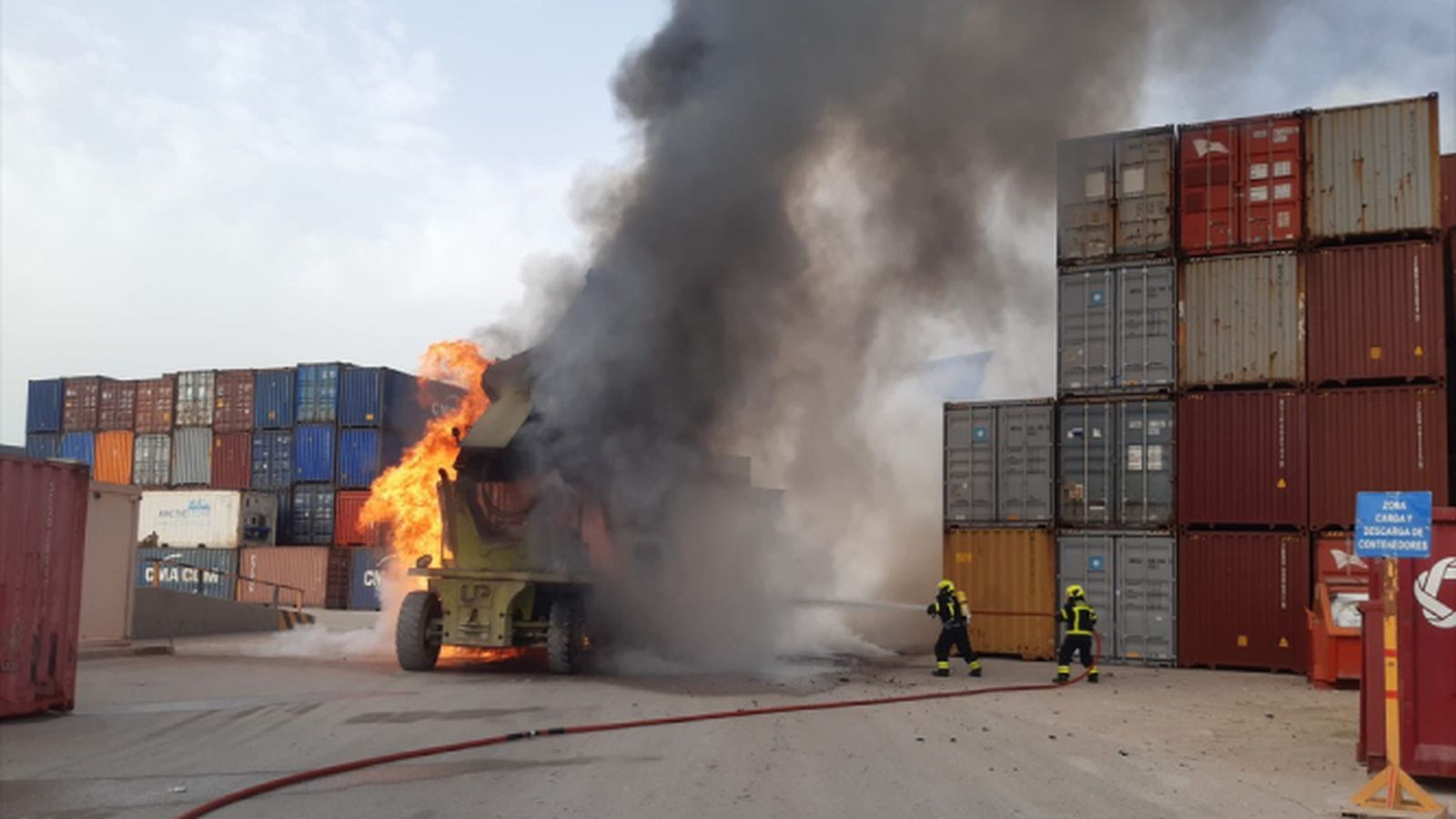 La actuación de los bomberos en el patio de SAM Algeciras.