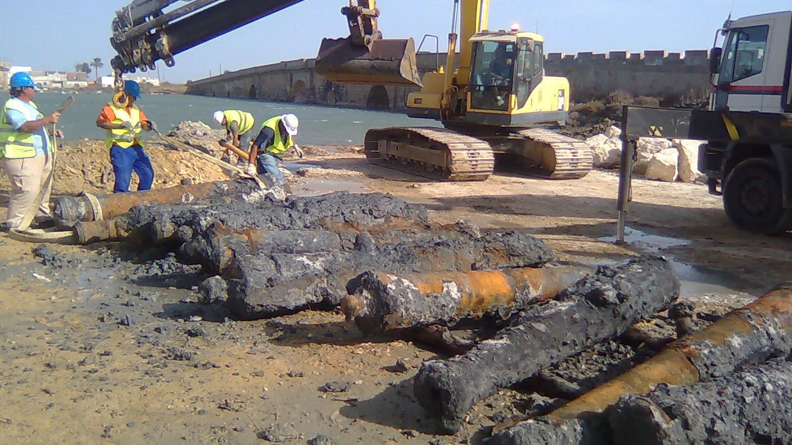 Hallazgo de los cañones en el entorno del Puente Zuazo, en 2009.