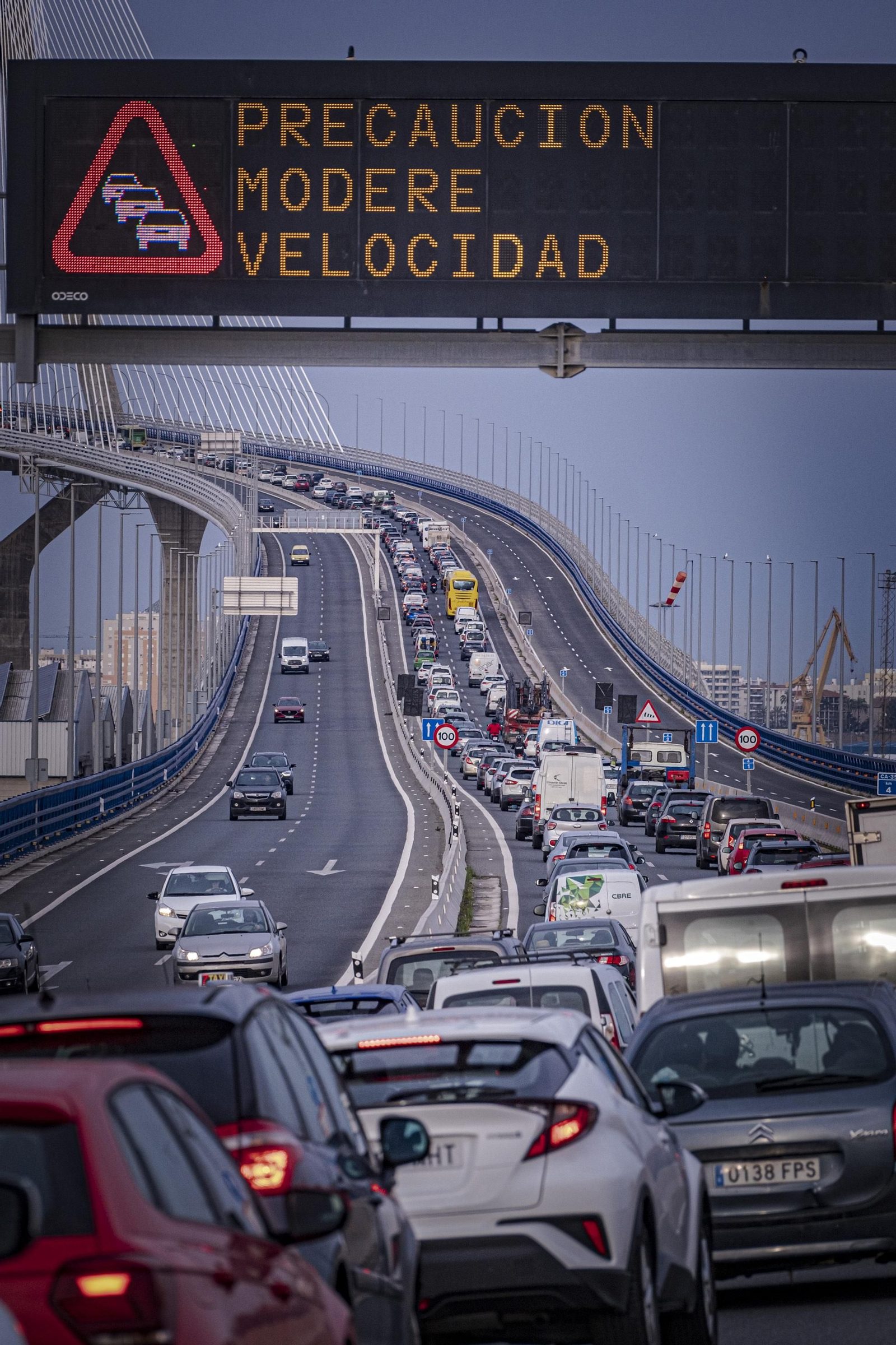 Primera mañana con el Puente Carranza cortado por obras