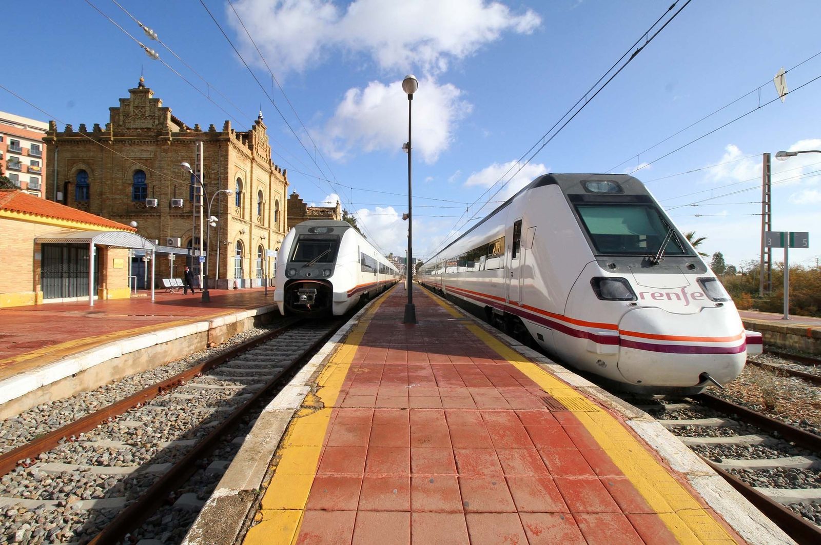 Dos trenes en la estación de Zafra de Huelva.