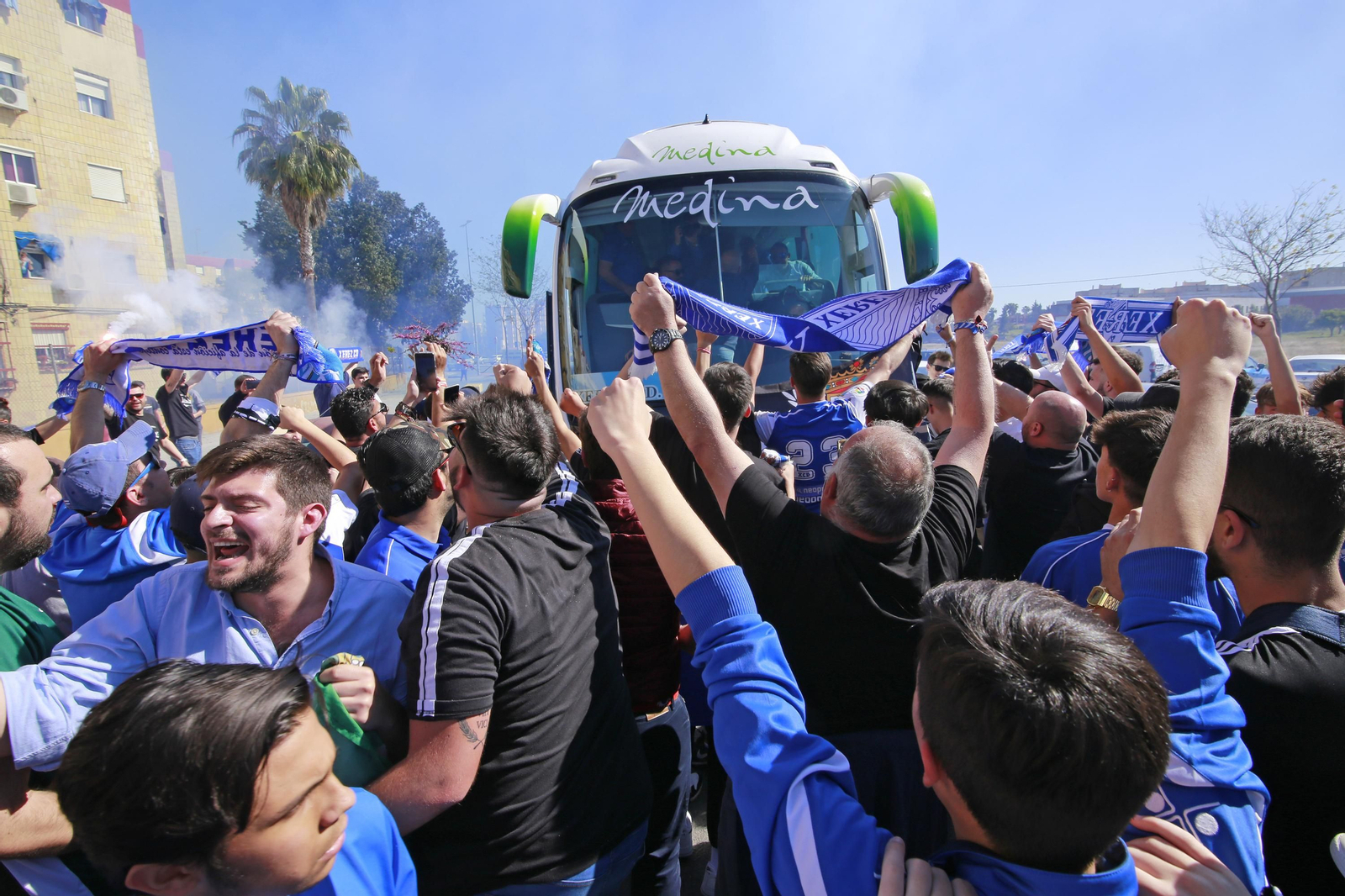Recibimiento de la afición antes del derbi