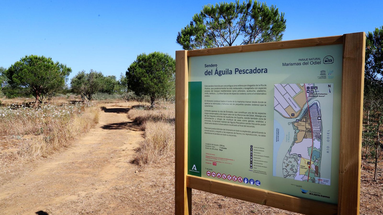 El sendero de acceso está perfectamente señalizado.