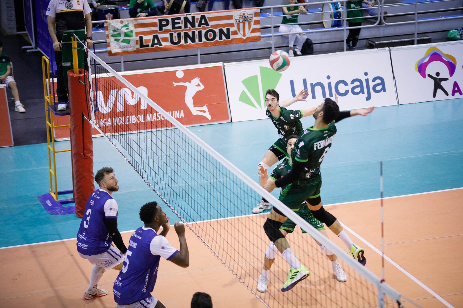 Imágenes del Unicaja Almería frente al conjunto valenciano de voleibol