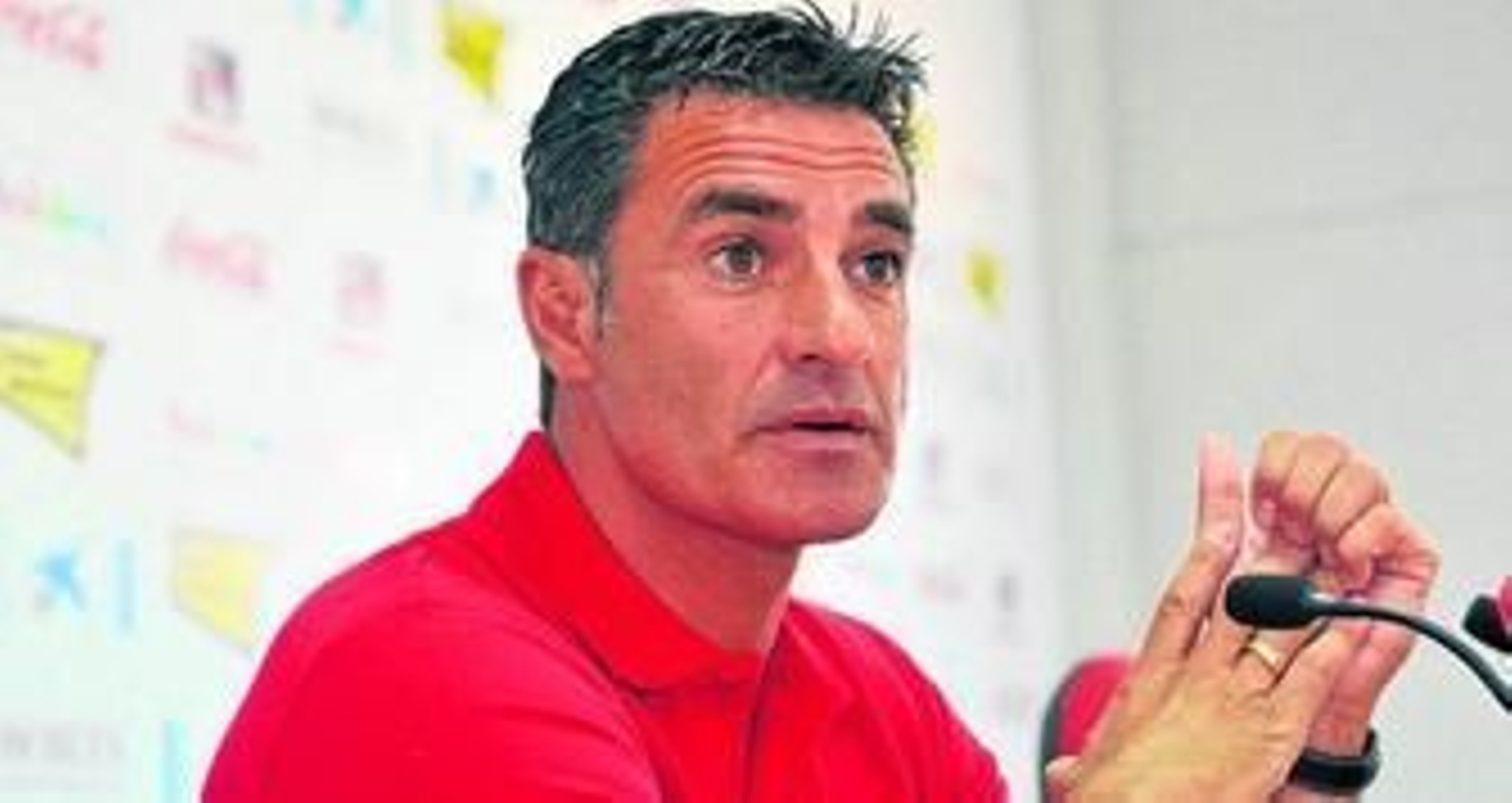 El entrenador del Sevilla, Míchel, atiende a los medios de comunicación en rueda de prensa.