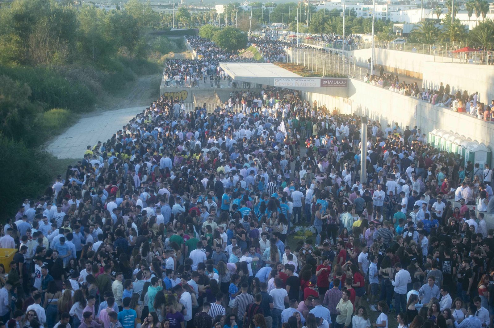 El botellón y la calle del Infierno de la Feria, en imágenes