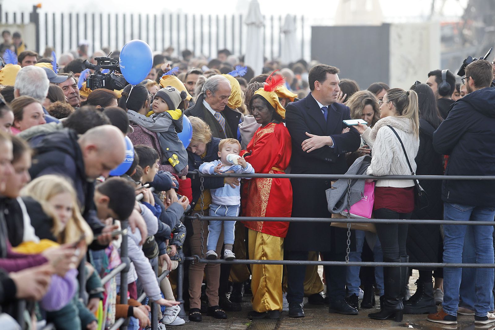 Imágenes de la mágica llegada de los Reyes Magos y la Estrella de la Ilusión a Huelva en barco