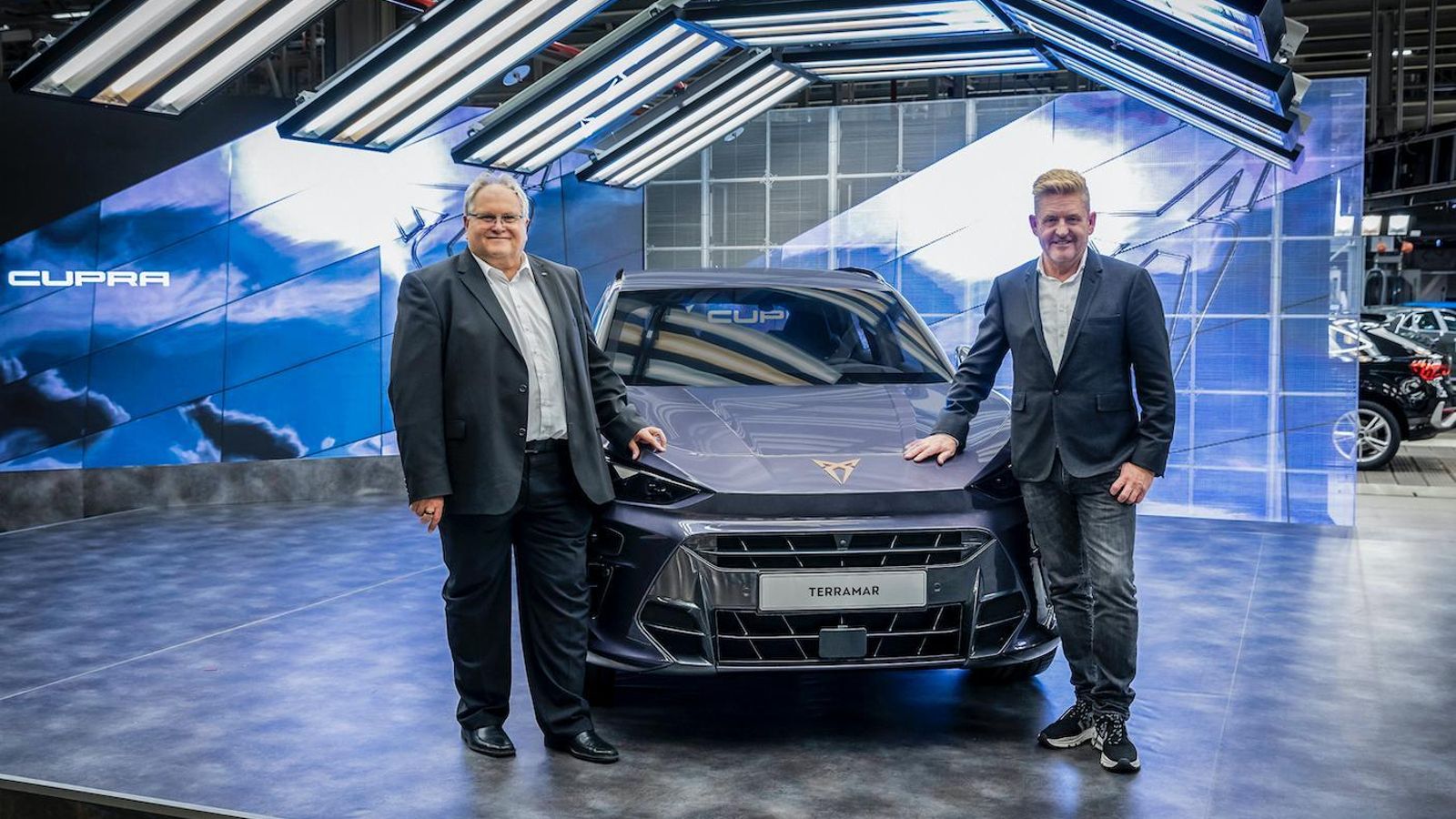 Alons Dinter, a la izquierda; y Wayne Griffiths, a la derecha, tras desvelar el Cupra Terramar que se producirá en Hungría.