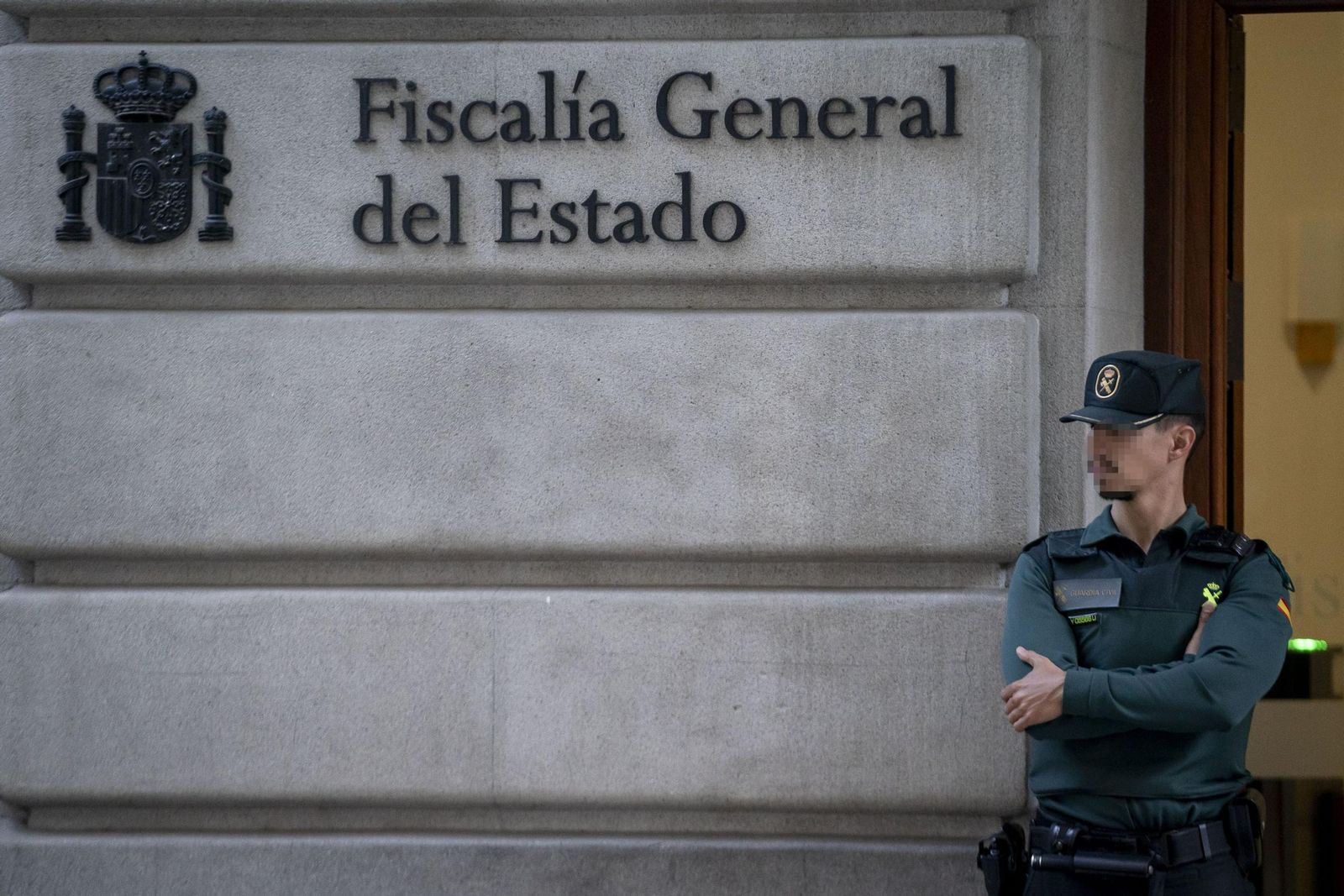 Un guardia civil, en las puertas de la Fiscalía General del Estado, durante el registro del despacho de García Ortiz.
