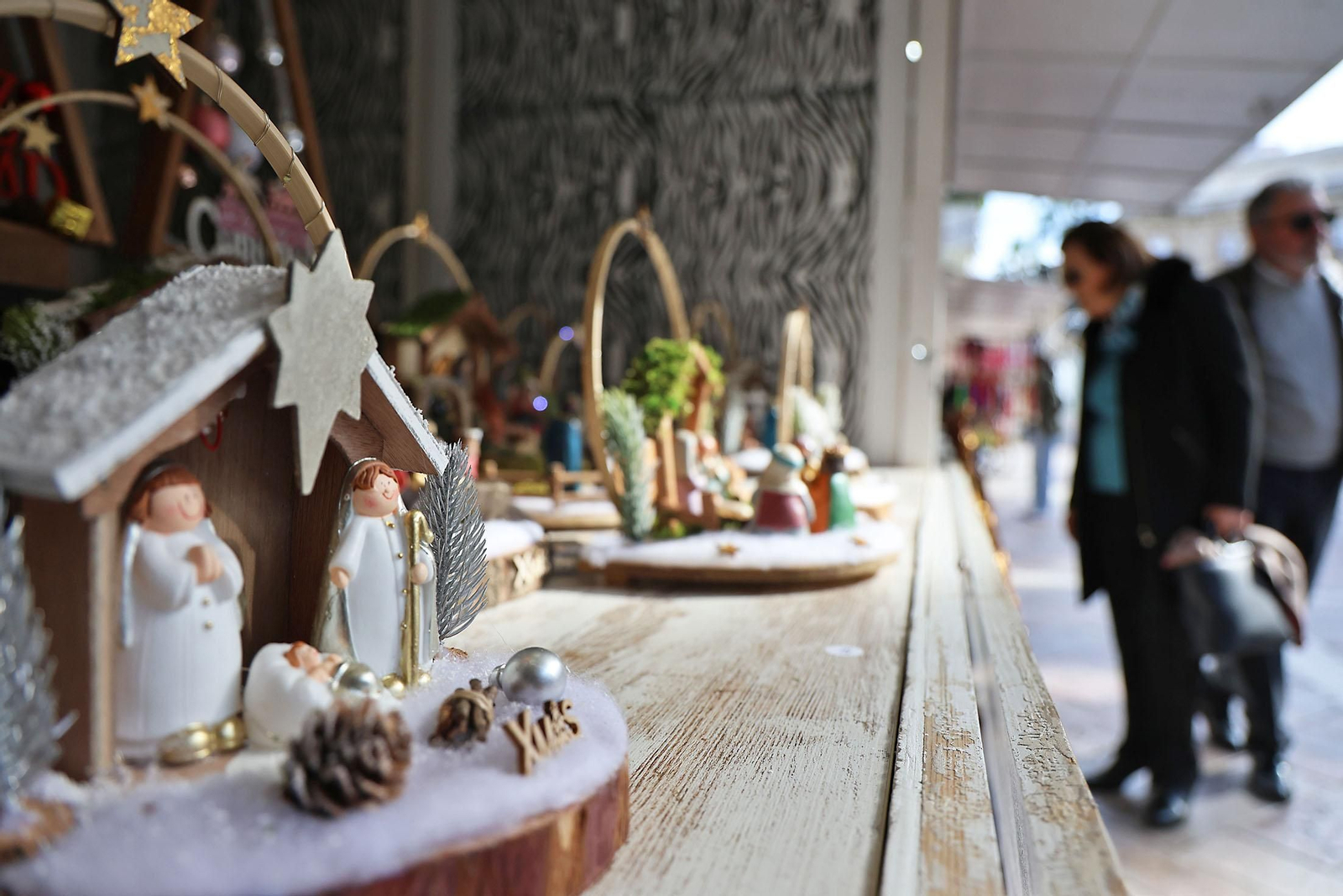 Imágenes del mercado navideño de la Plaza de Las Monjas