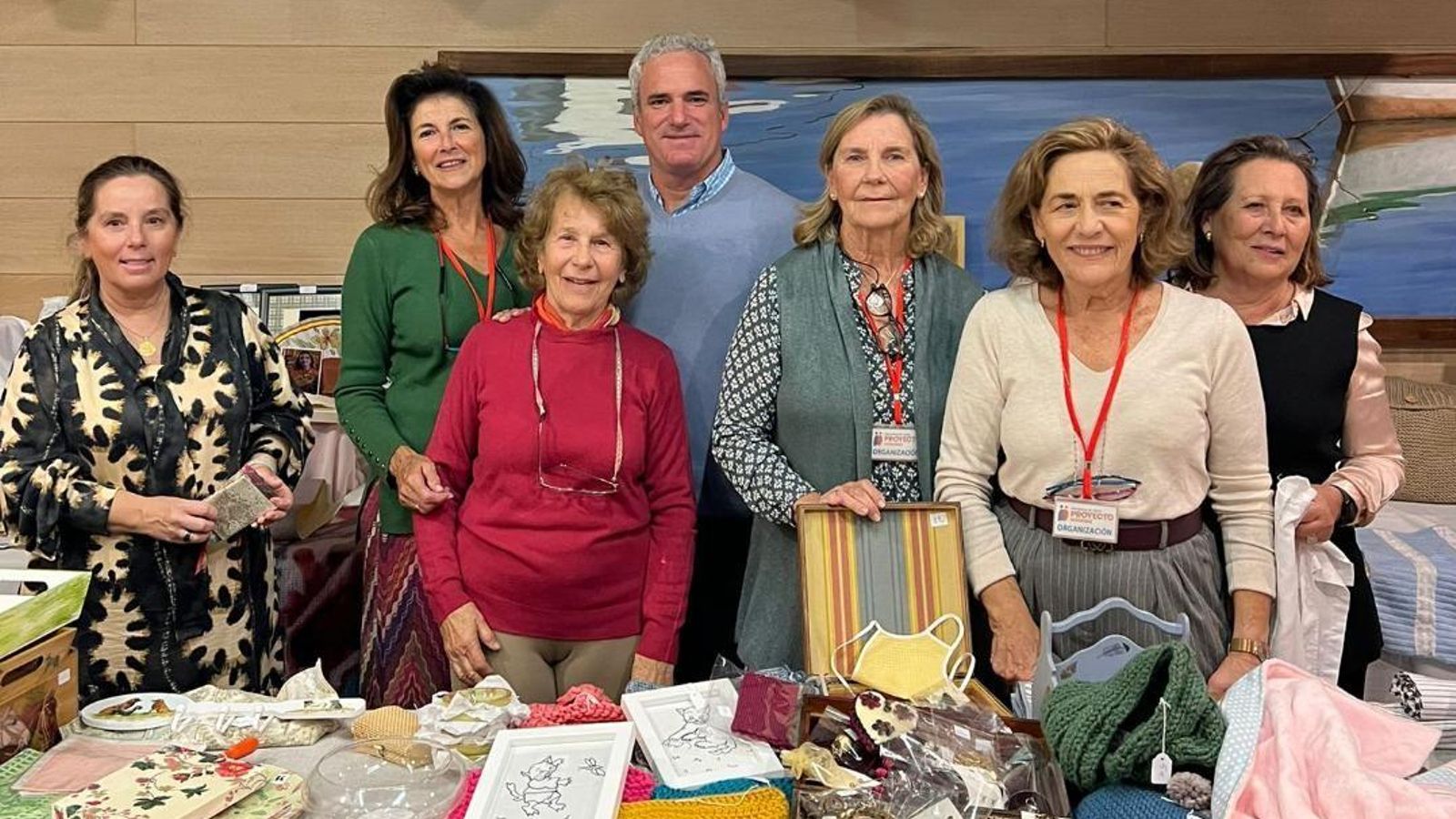 Pili Goa, Carmen Barbadillo, Keka Raffo, Jorge Navarrete, Silvia Ybarra, Josefina Rovina y Tere Jiménez del Cuvillo, durante el sorteo de regalos donados por firmas de la zona.