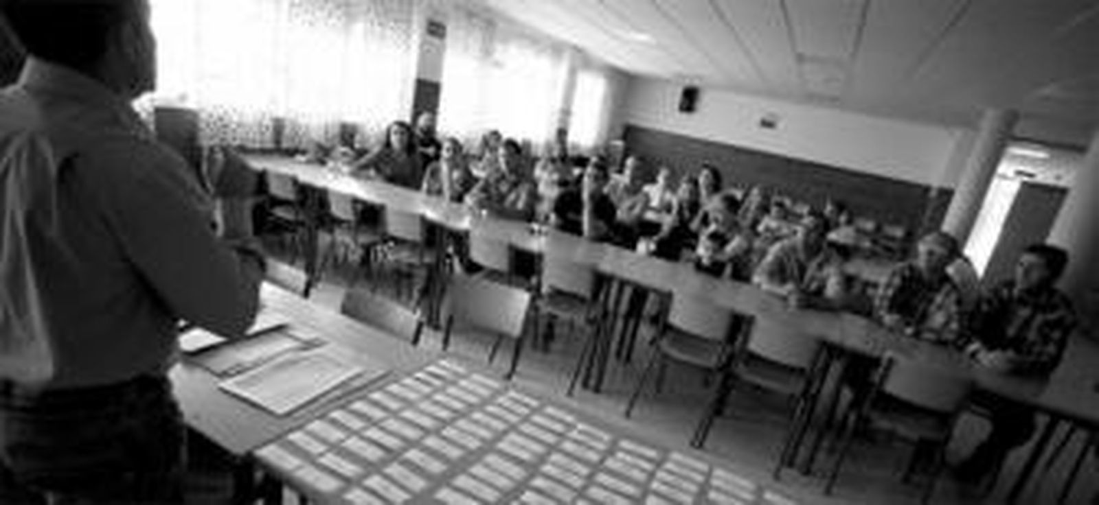 Una veintena de padres, ayer, durante el sorteo de las plazas para niños de tres años del colegio Gregorio Marañón.