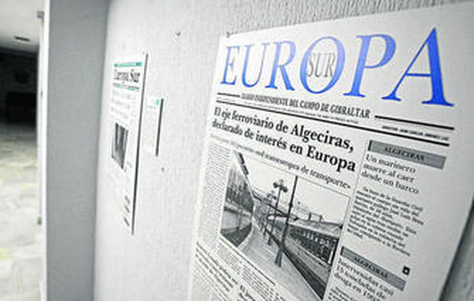 Una persona observa la exposición '25 años de portadas', ayer en la redacción de Europa Sur.