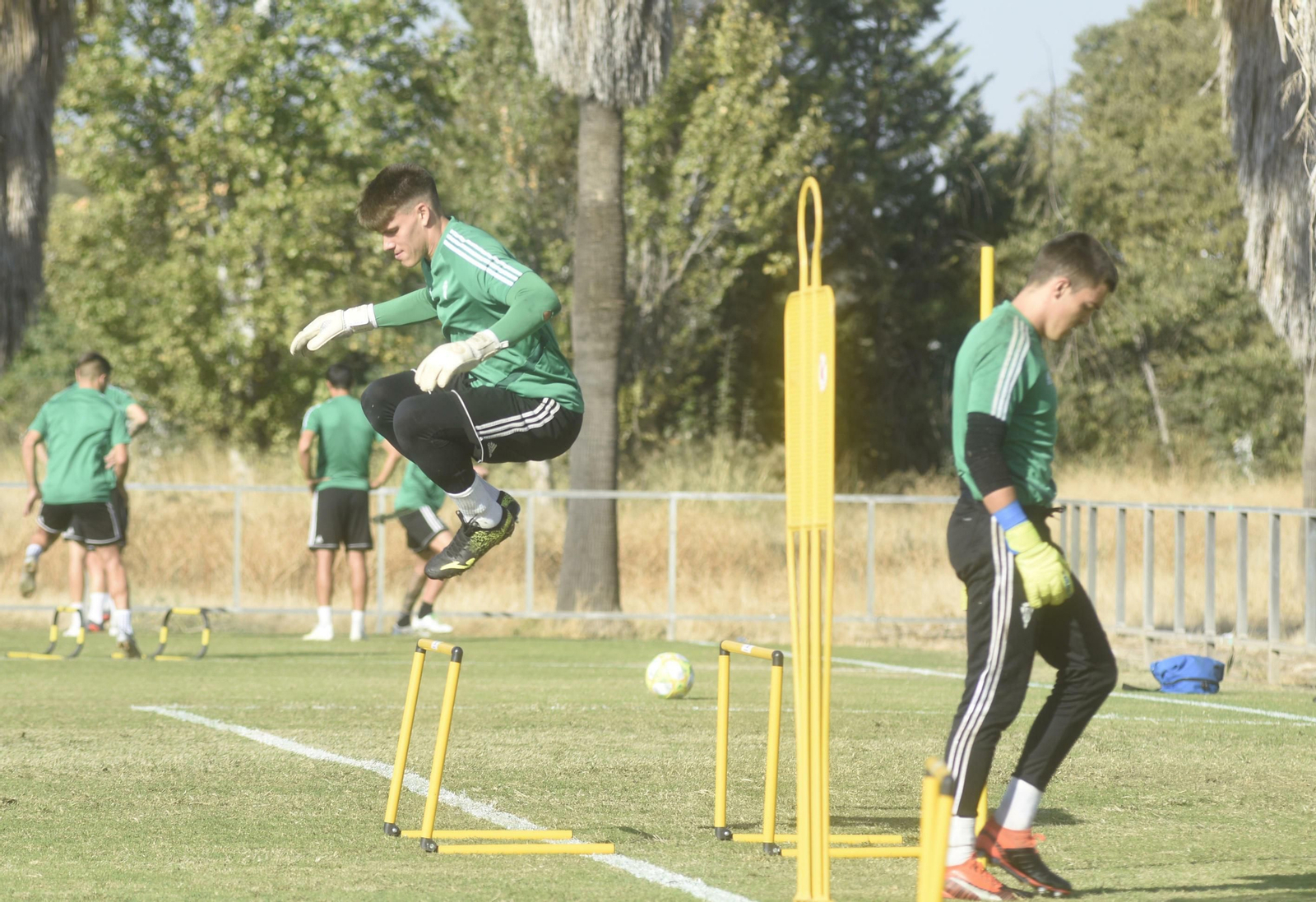 Isaac Becerra y Edu Frías realizan un ejercicio durante una sesión en la Ciudad Deportiva.