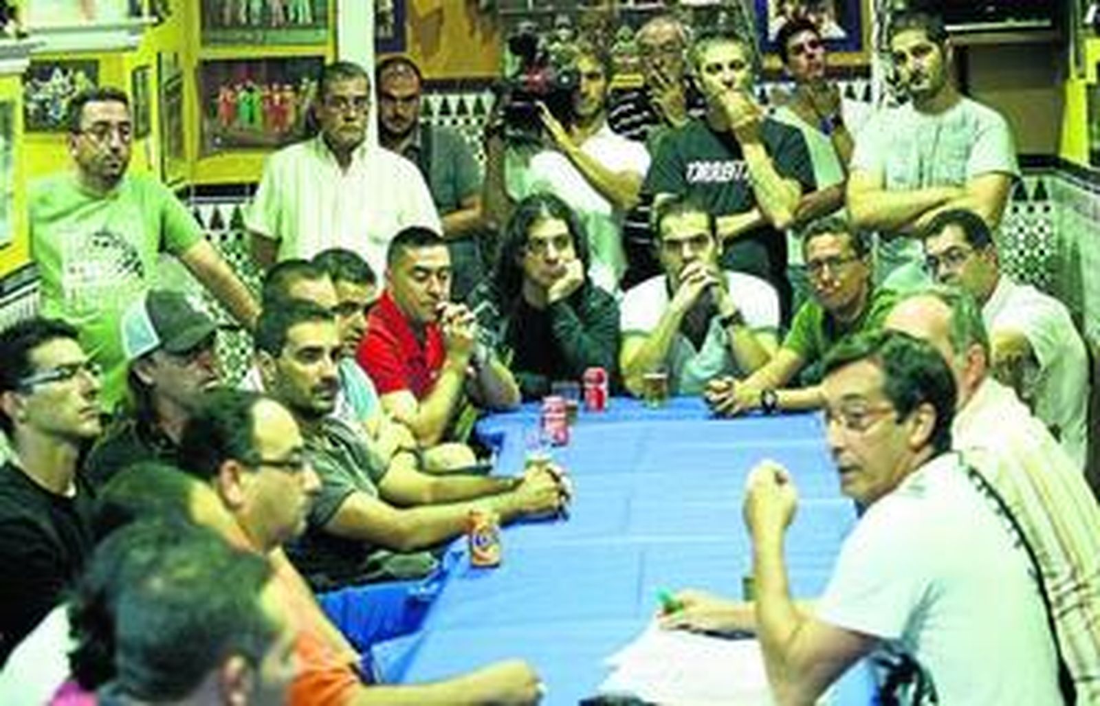 Valdivia, en primer plano, se dirige a los representantes de las agrupaciones semifinalistas de 2011.