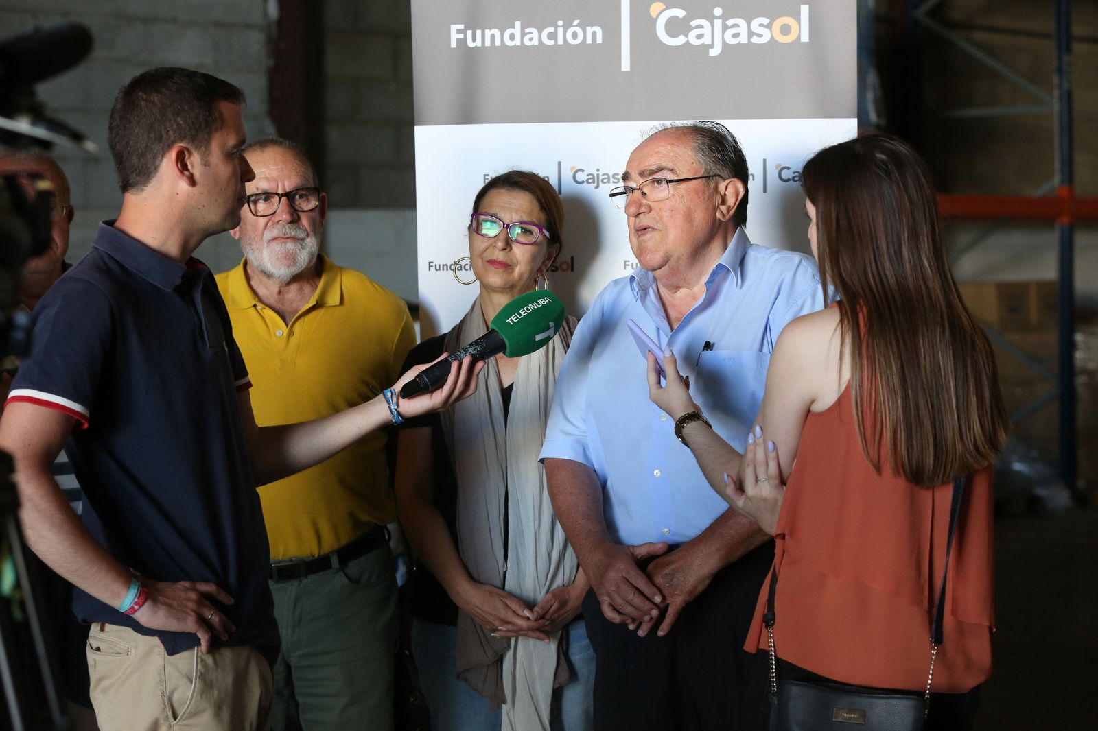 Las imágenes del Reparto de alimentos a entidades sociales del Banco de Alimentos y la Fundación Cajasol
