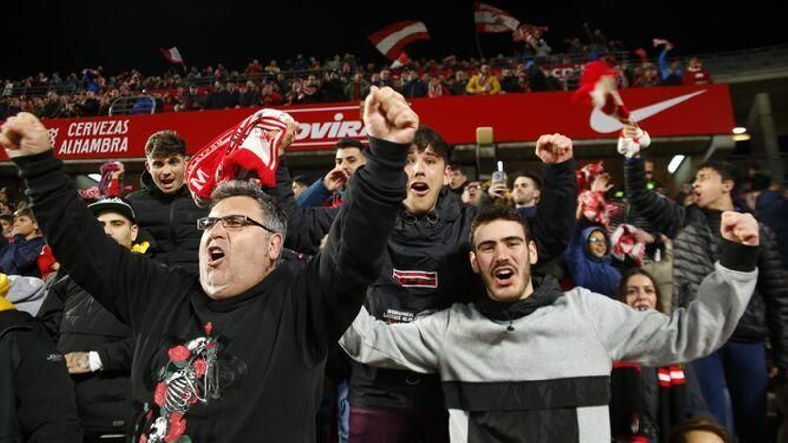 Aficionados del Granada CF en el estadio durante un partido