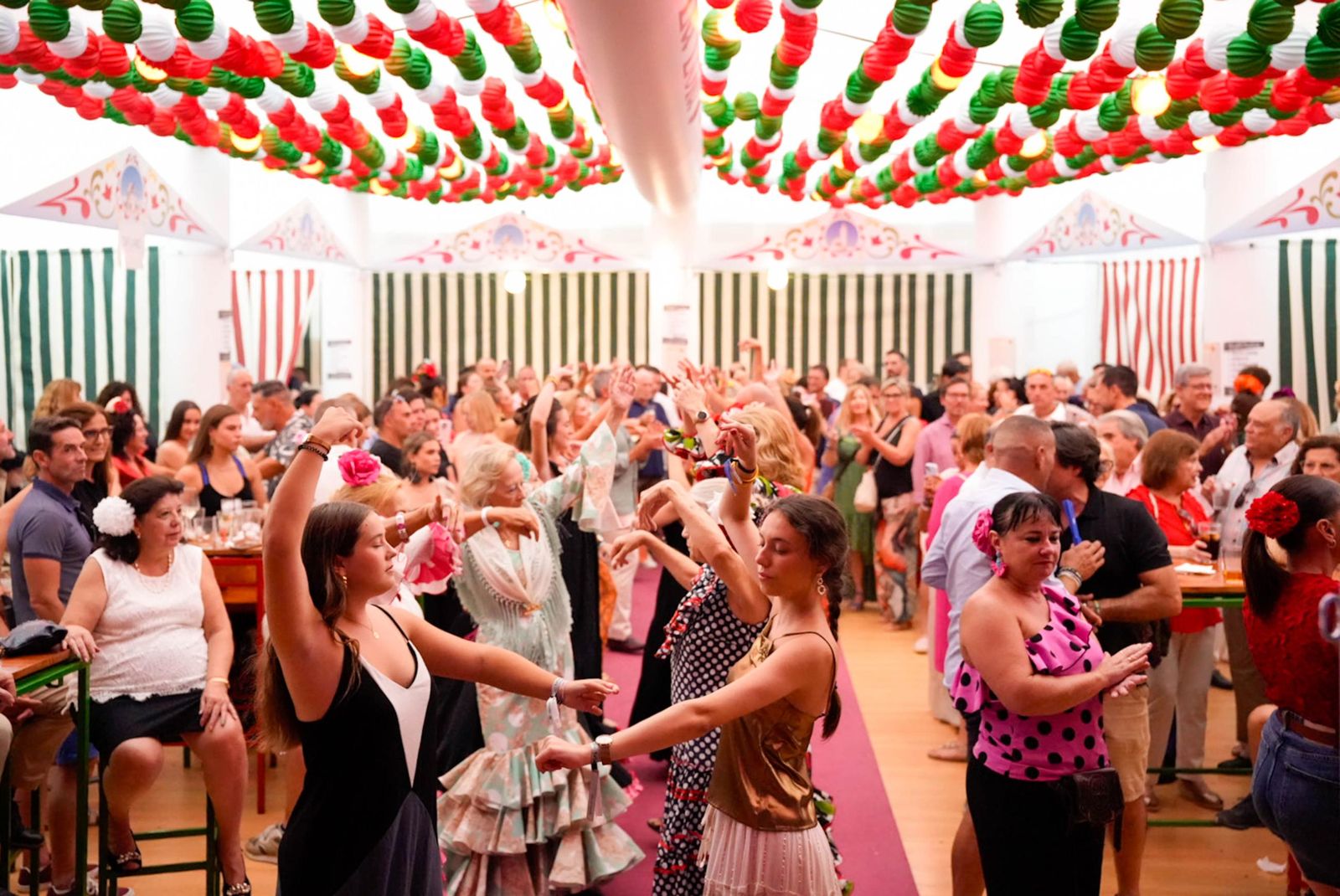 Así bailan en el concurso de sevillanas de La Lola de la fería de Almería