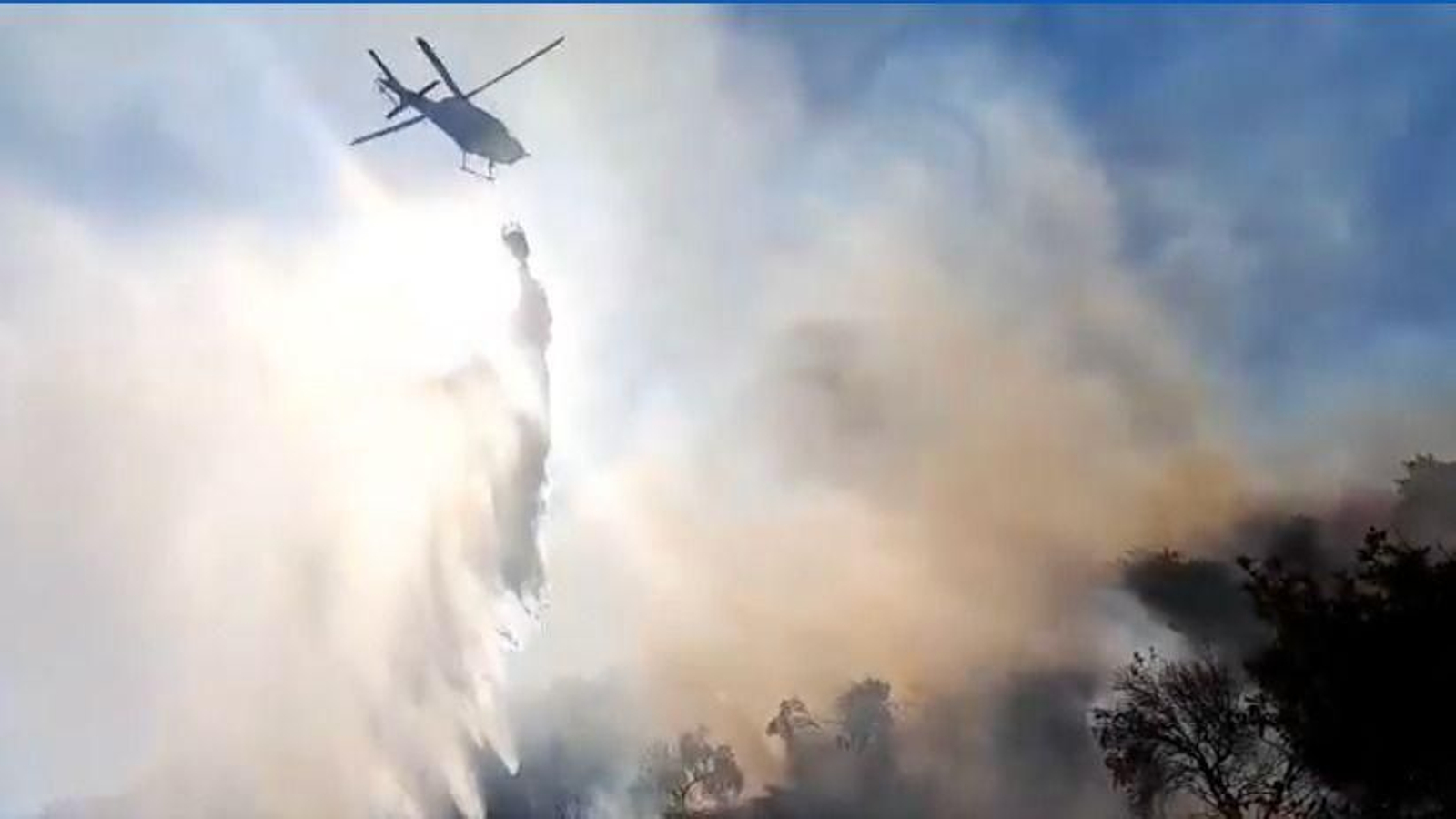 Helicóptero apagando el fuego de Almogía