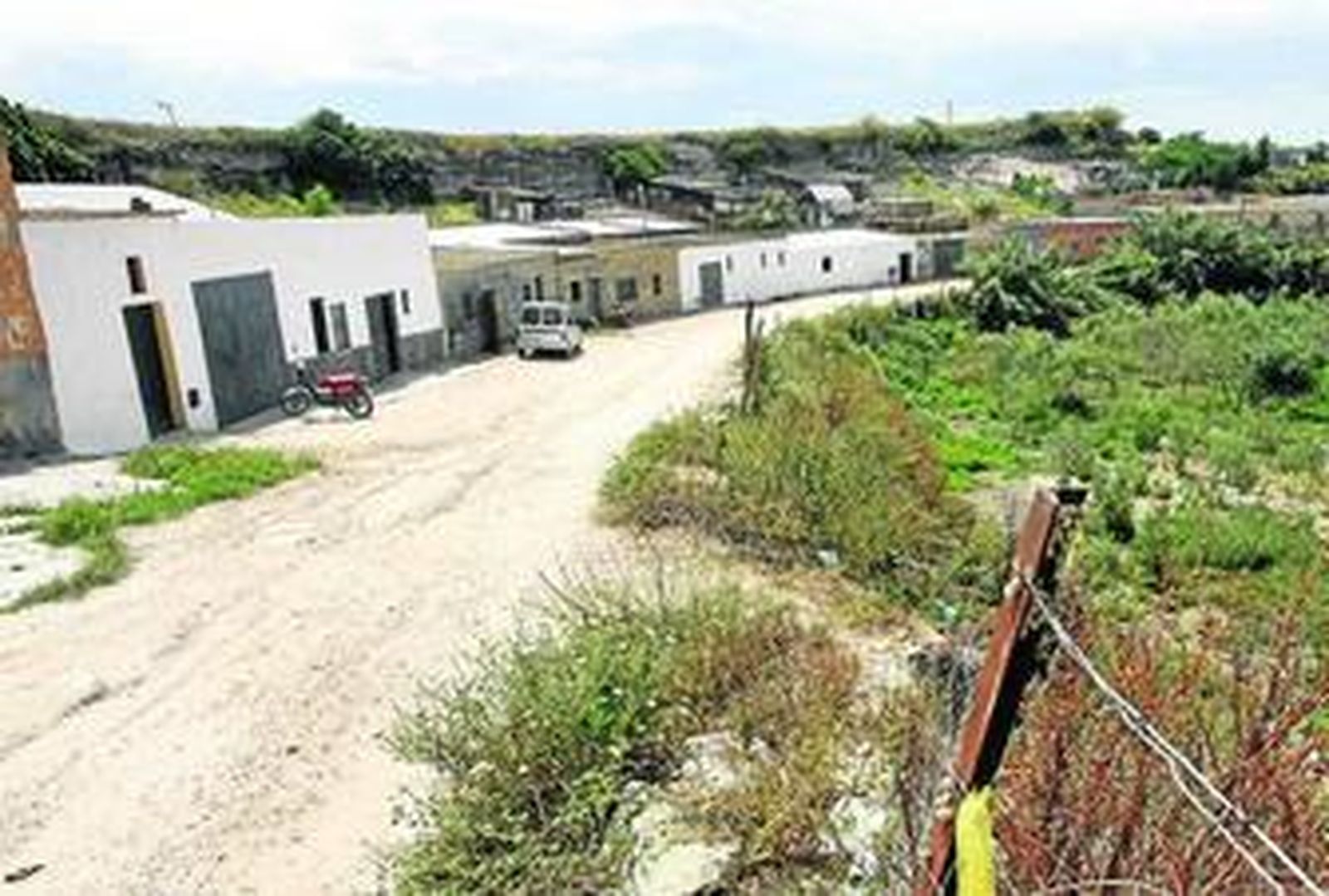 Chaboleo en la parte final de la calle que Jerez tiene en El Cuervo.