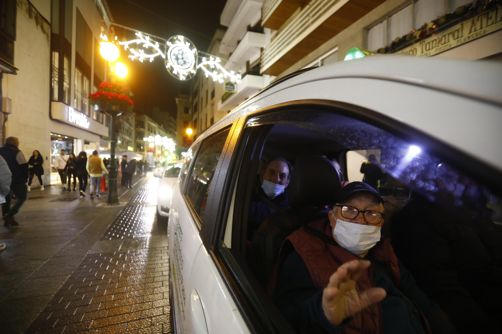 Las imágenes del Paseo de la Ilusión en taxi por Córdoba para mostrar las luces de Navidad a los mayores Las imágenes del Paseo de la Ilusión en taxi por Córdoba para mostrar las luces de Navidad a los mayores