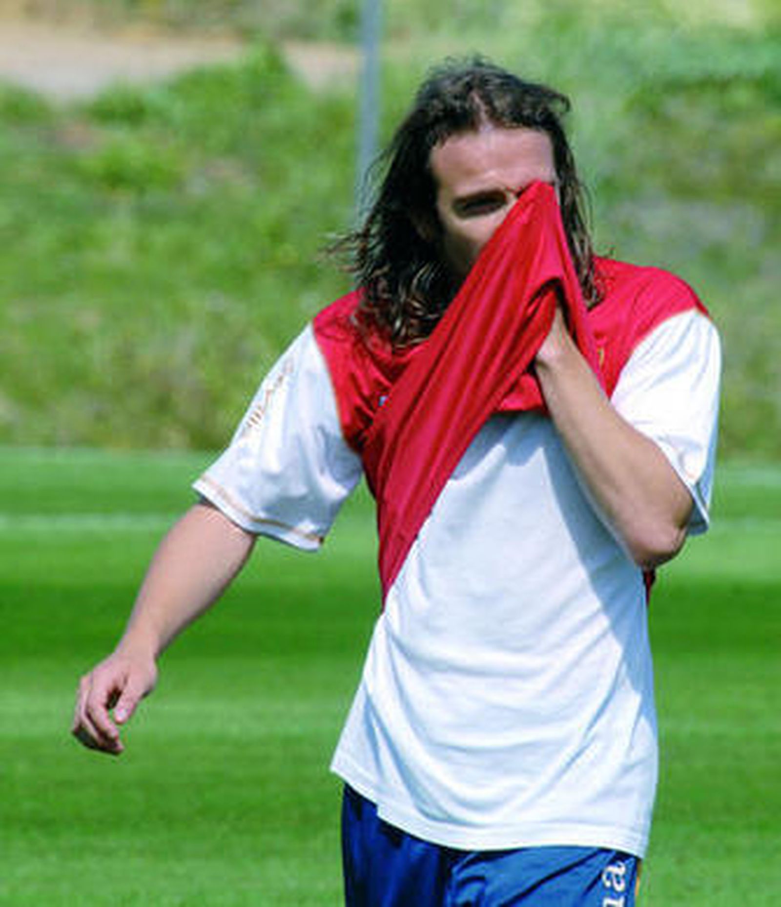 Diego Capel se seca el sudor durante un entrenamiento.
