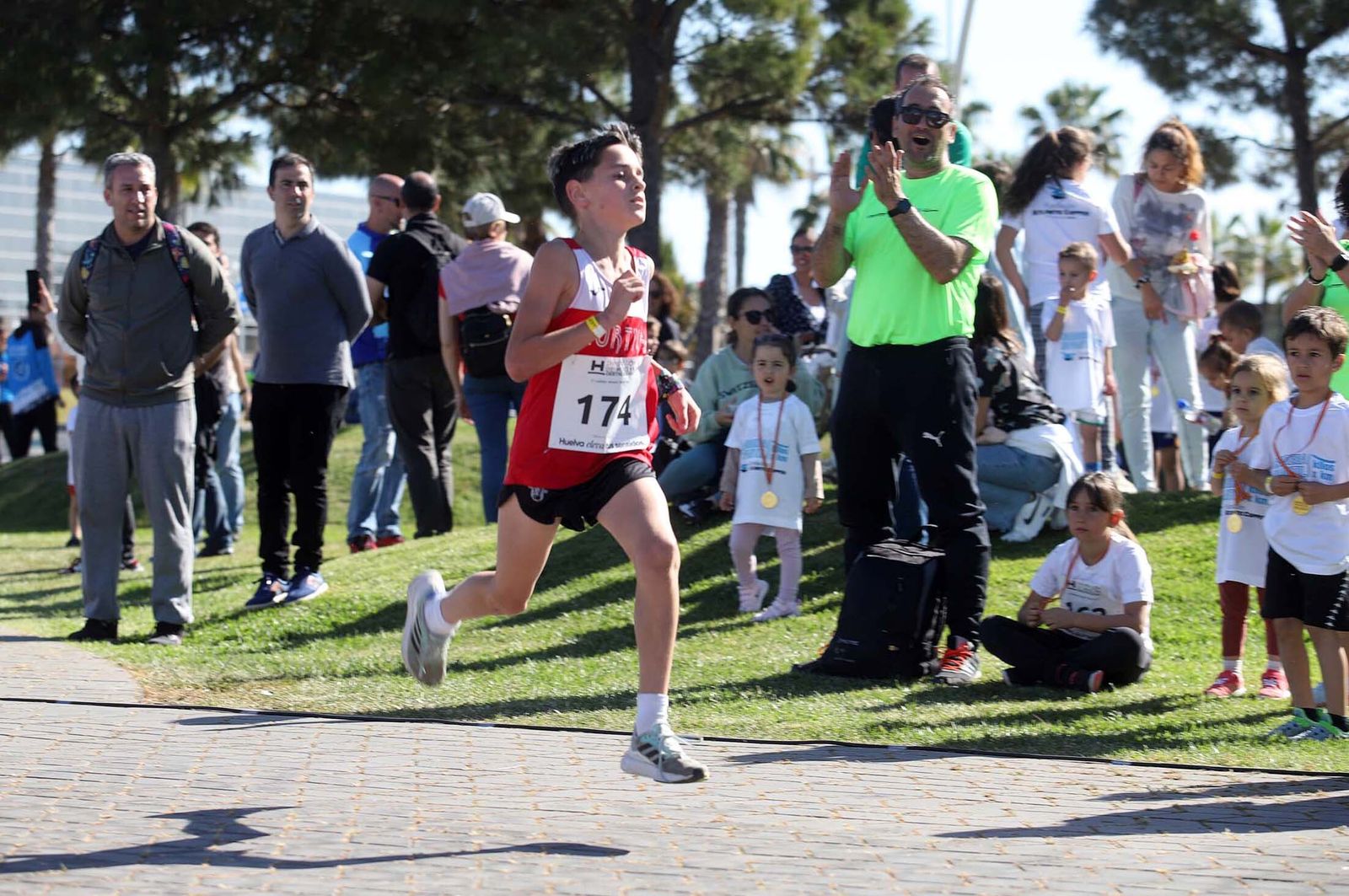 Imágenes de la carrera infantil previa a la "10K Puerta del Descubrimiento"