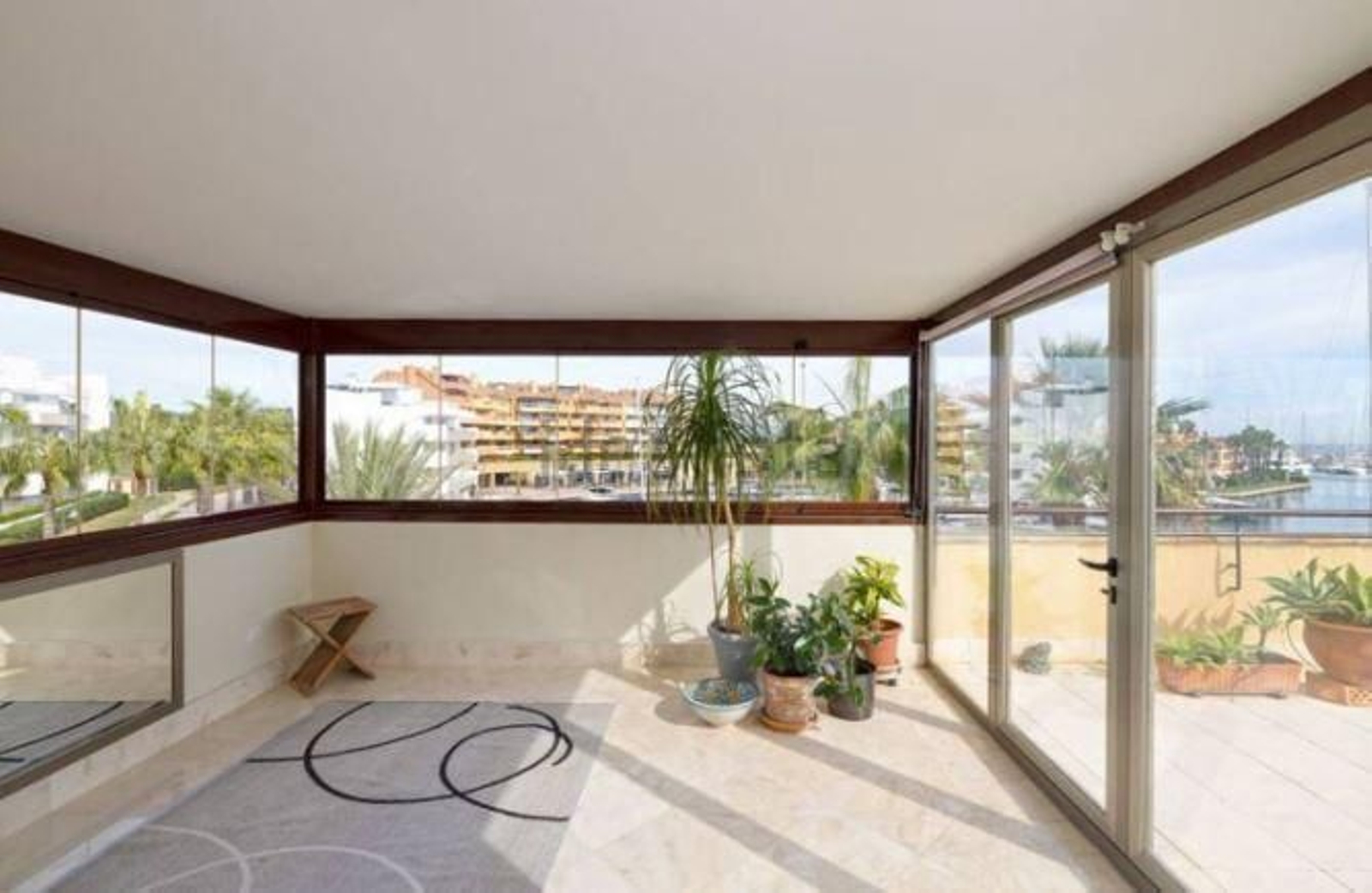 La lujosa vida de Sotogrande: así es el ático más caro con chimenea y vistas al mar