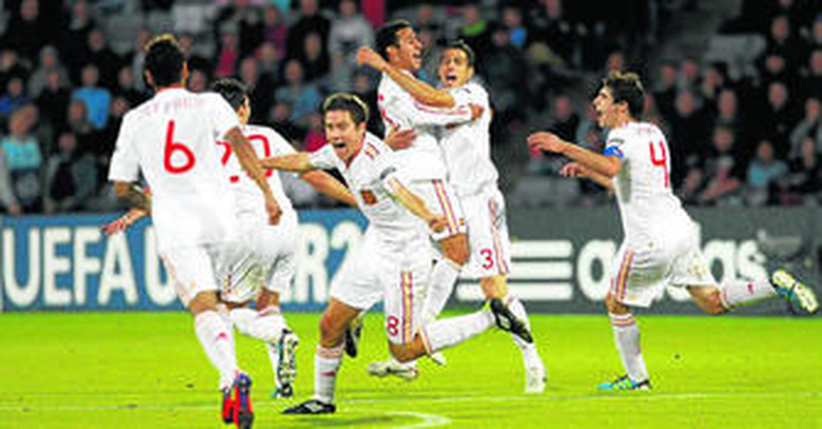 Los jugadores de la selección española celebran el segundo tanto del encuentro, logrado por Thiago tras un lanzamiento de falta.