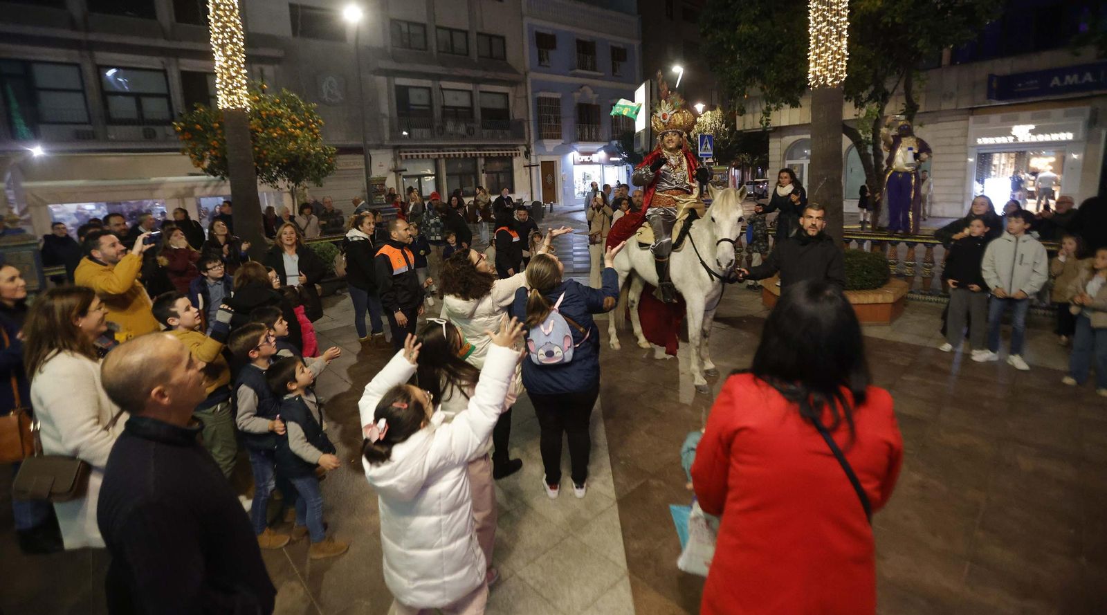 Fotos del heraldo de los Reyes Magos y su corte de beduinos en Algeciras