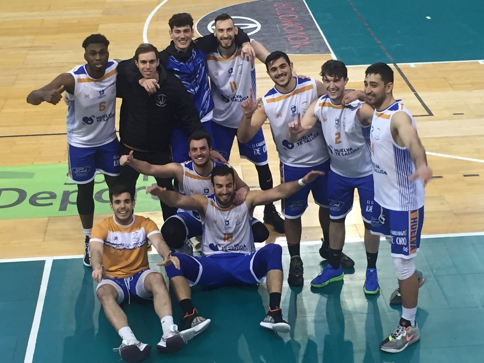 Los jugadores del conjunto onubense celebran la victoria en Extremadura.