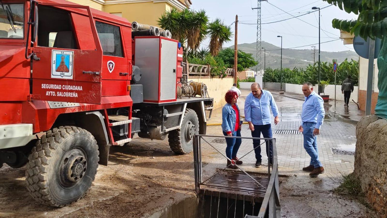 Los concejales de medio ambiente y urbanismo, Mariola Martínez y Juan Francisco Gutiérez, junto al alcalde de la Villa, Javier Ortega, han inspeccionado los puntos más conflicivos del municipio