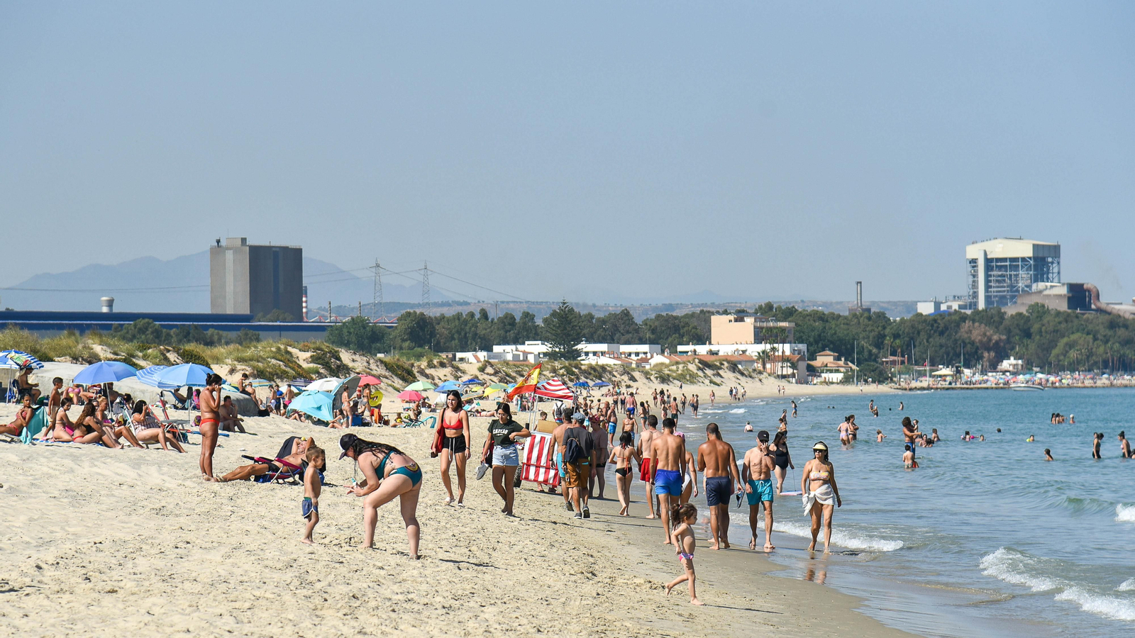 Fotos de la tarde en la playa del El Rinconcillo en plena ola de calor