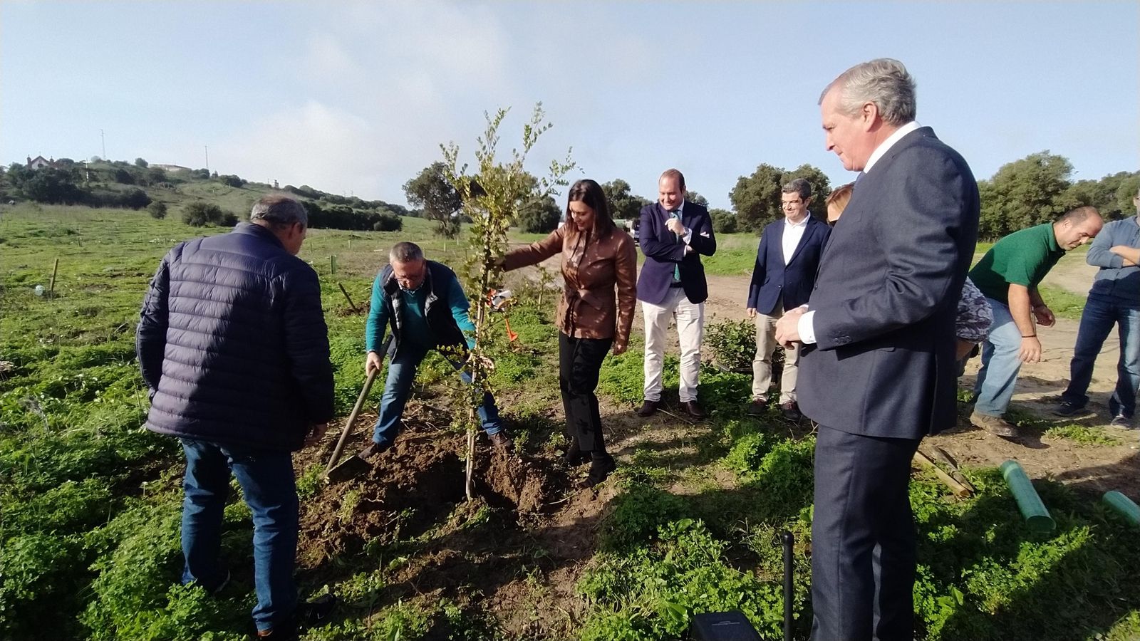 Plantación de árboles en el Cerro con el Ayuntamiento isleño y Navantia.