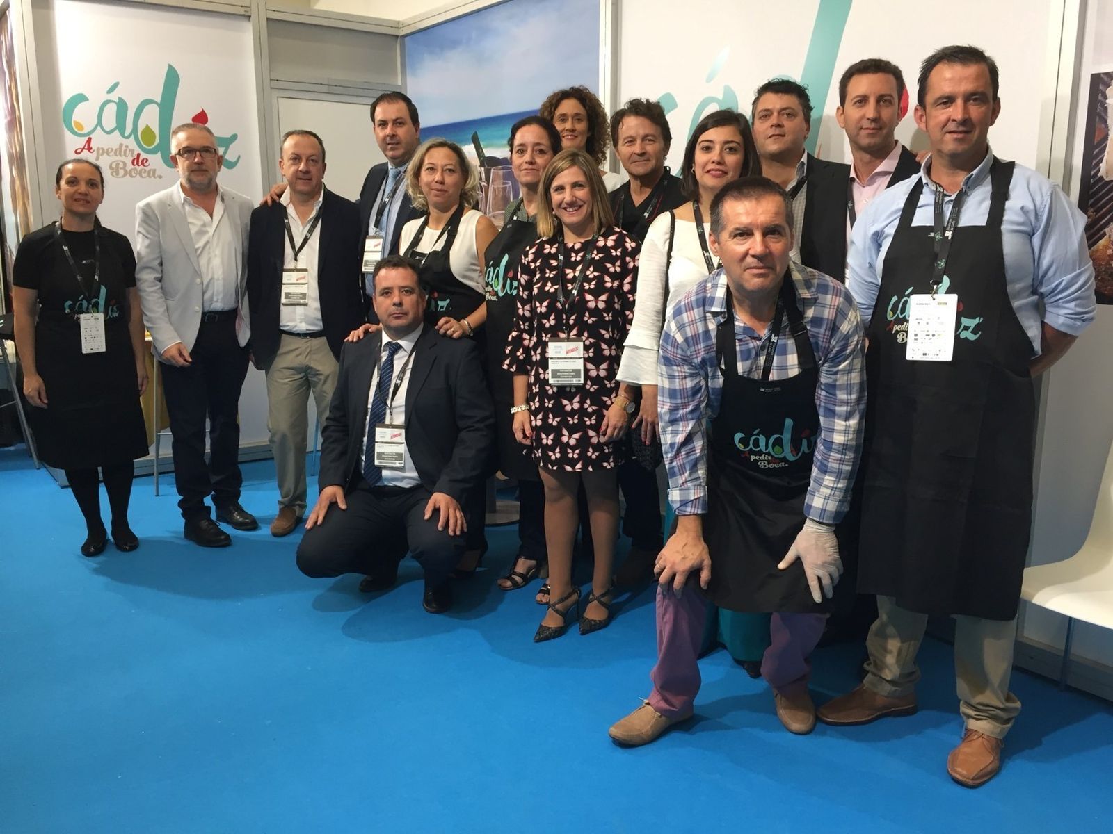 La presidenta de la Diputación, Irene García, con los participantes en esta feria gastronómica.