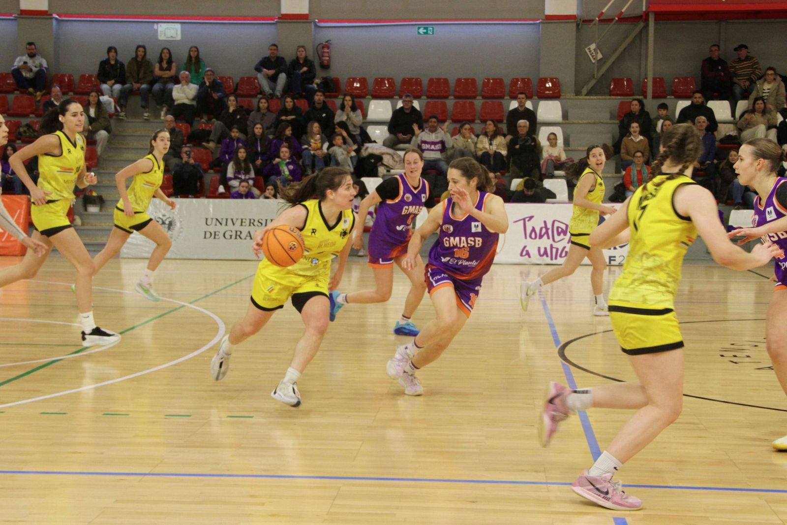 Una jugadora del GMASB en plena acción defensiva.
