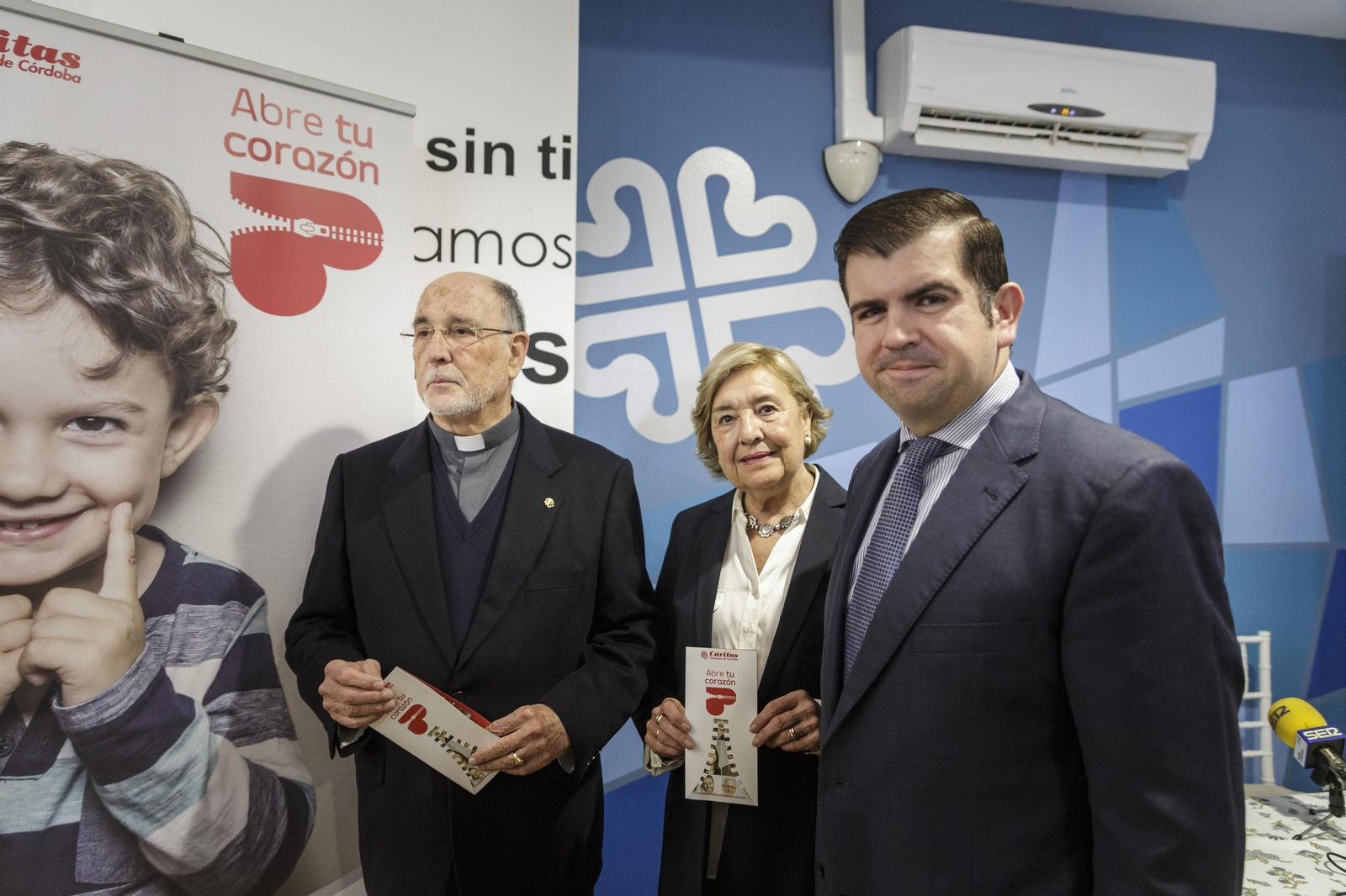 Manuel Hinojosa, María Dolores Vallecillo y Salvador Ruiz, ayer en el restaurante Tagba, de Cáritas.