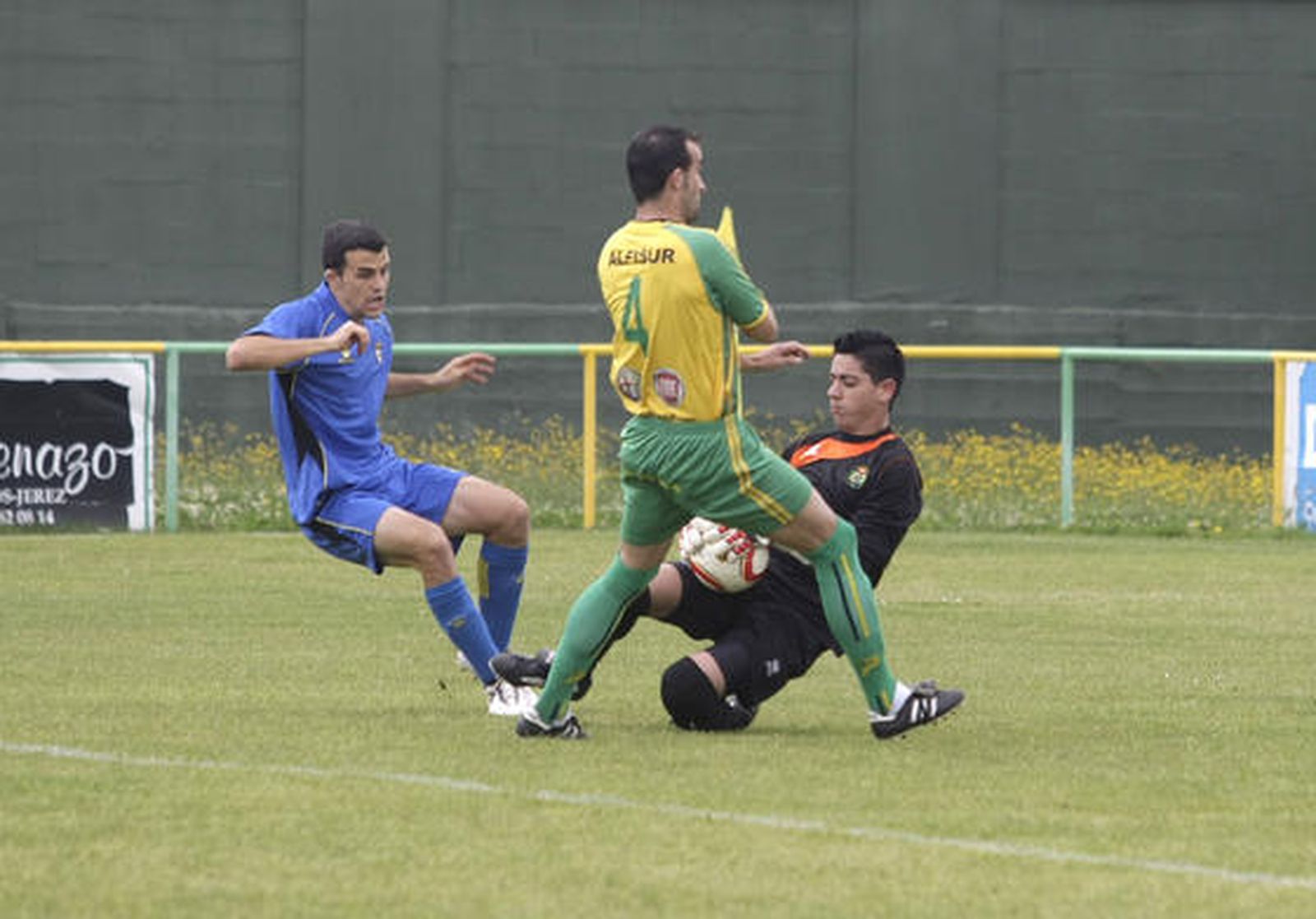 El filial amarillo, que acaba con diez jugadores, se impone con sufrimientos a Los Barrios y logra la permanencia./Fotos:Erasmo Fenoy

Foto: Erasmo Fenoy